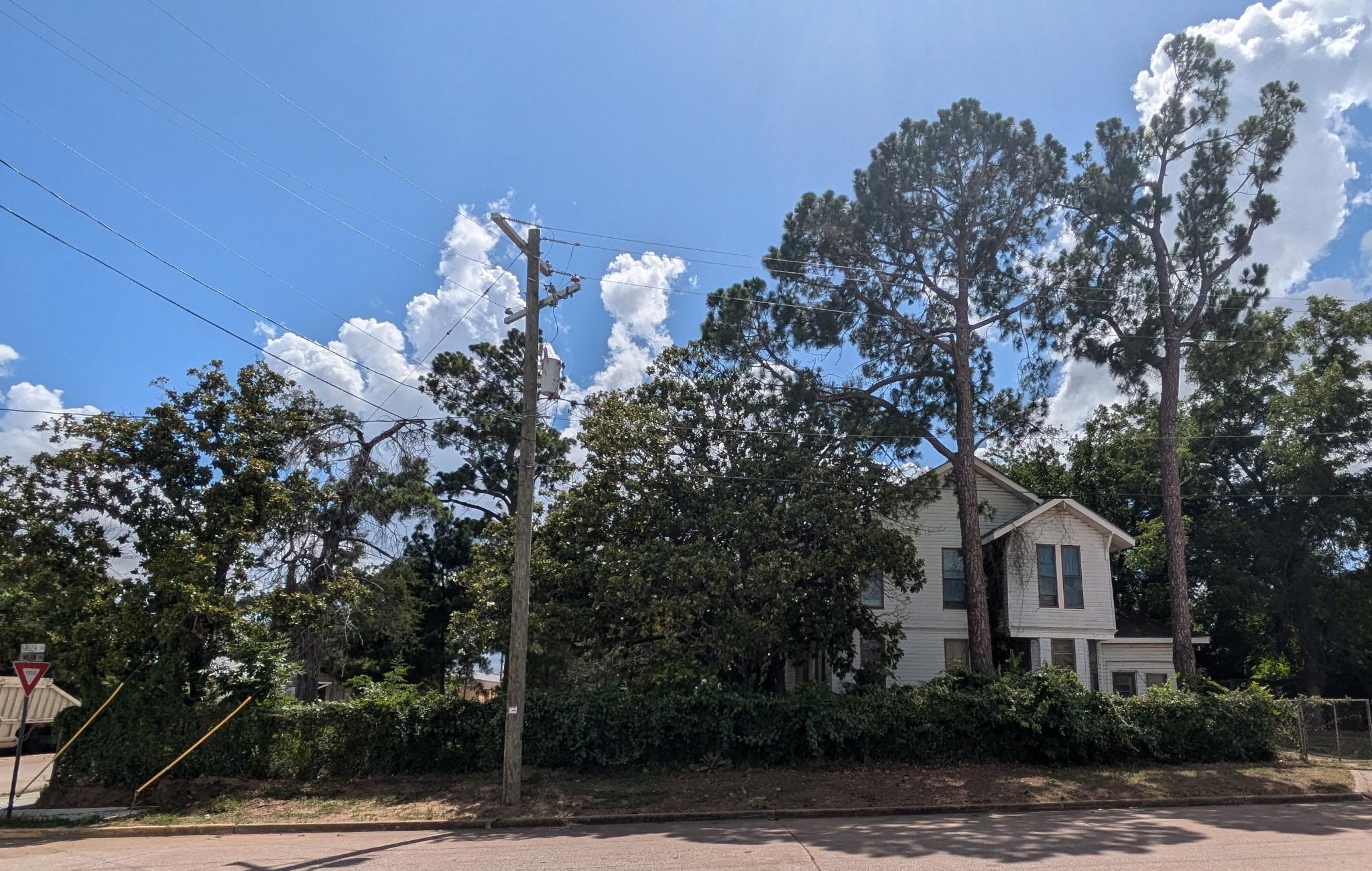 235 E Milam Ave, Rockdale, TX 76567