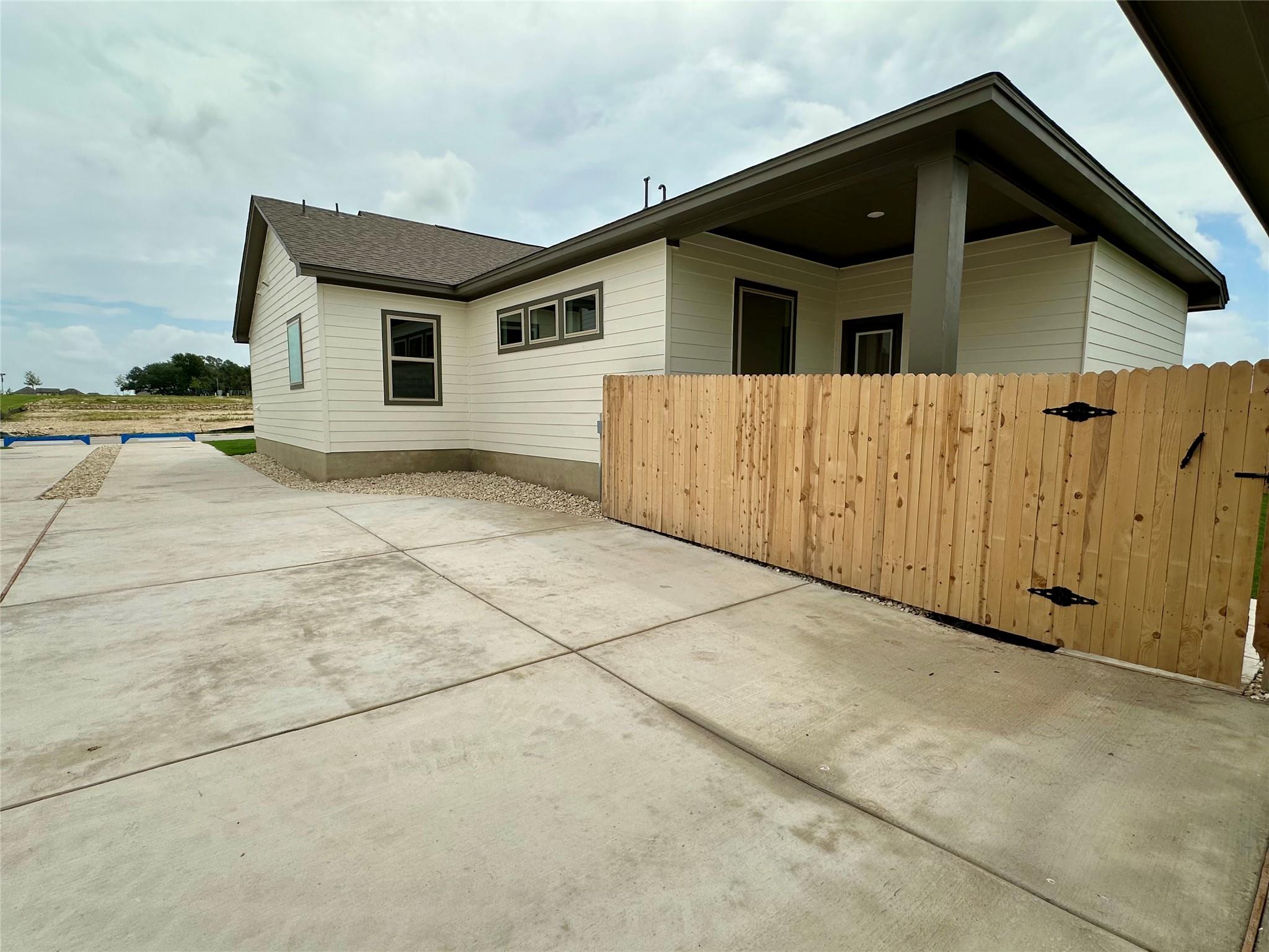412 Treadwell Ln, Kyle, TX 78640