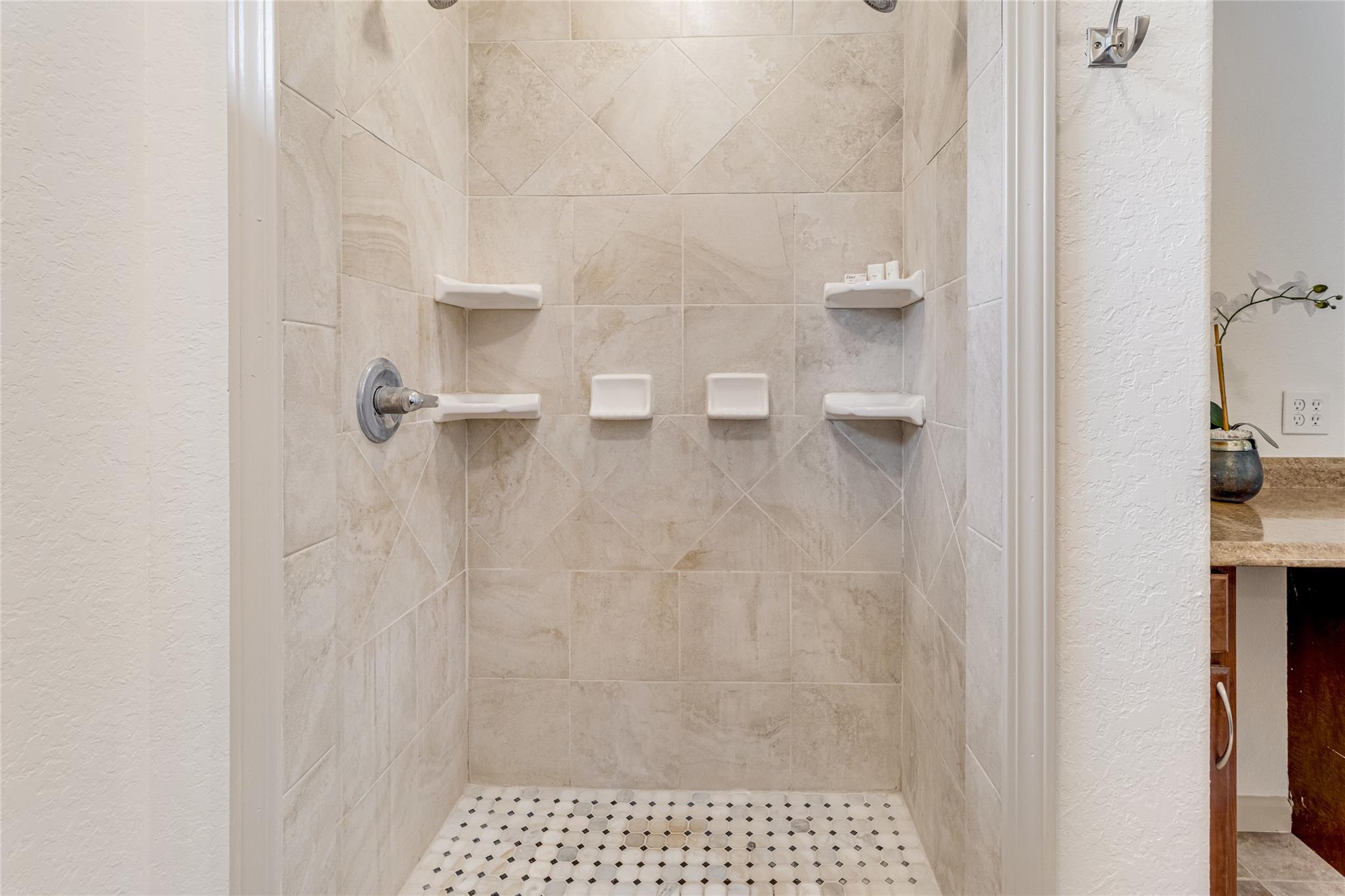 1374 Forest View Dr, Blanco, TX 78606