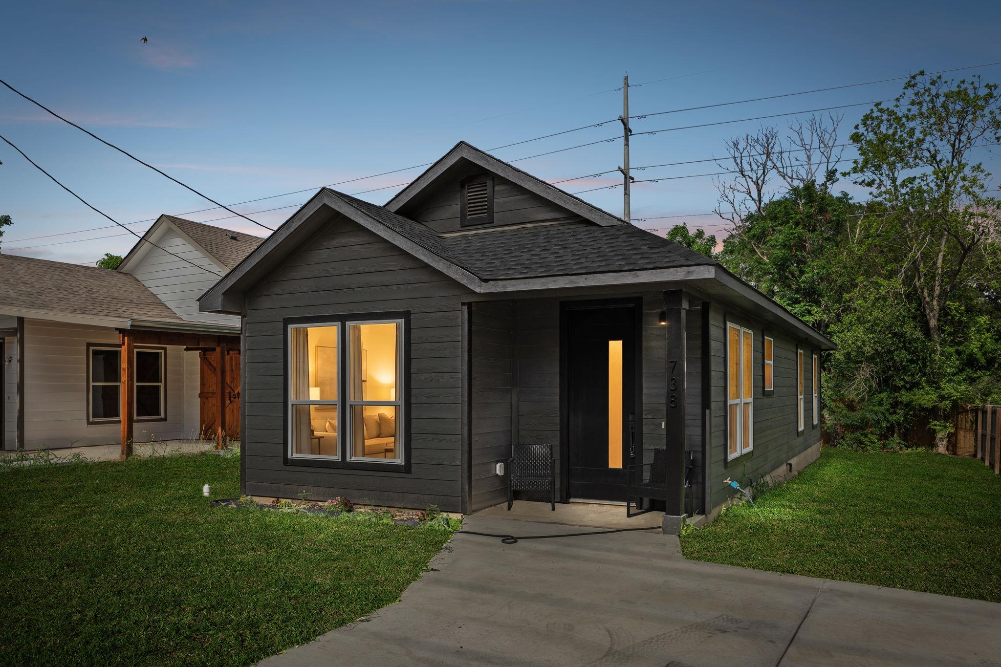 738 Chihuahua St, Lockhart, TX 78644