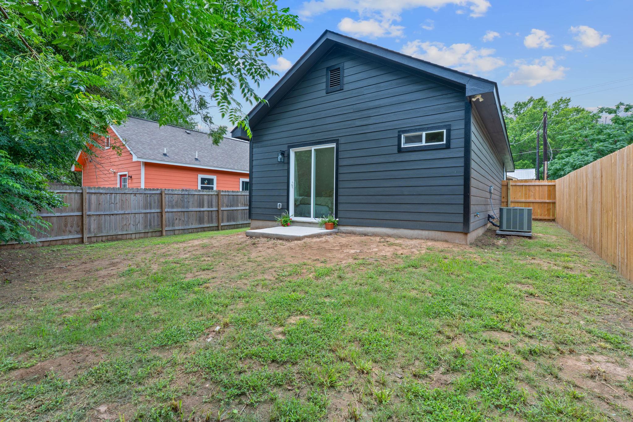 738 Chihuahua St, Lockhart, TX 78644