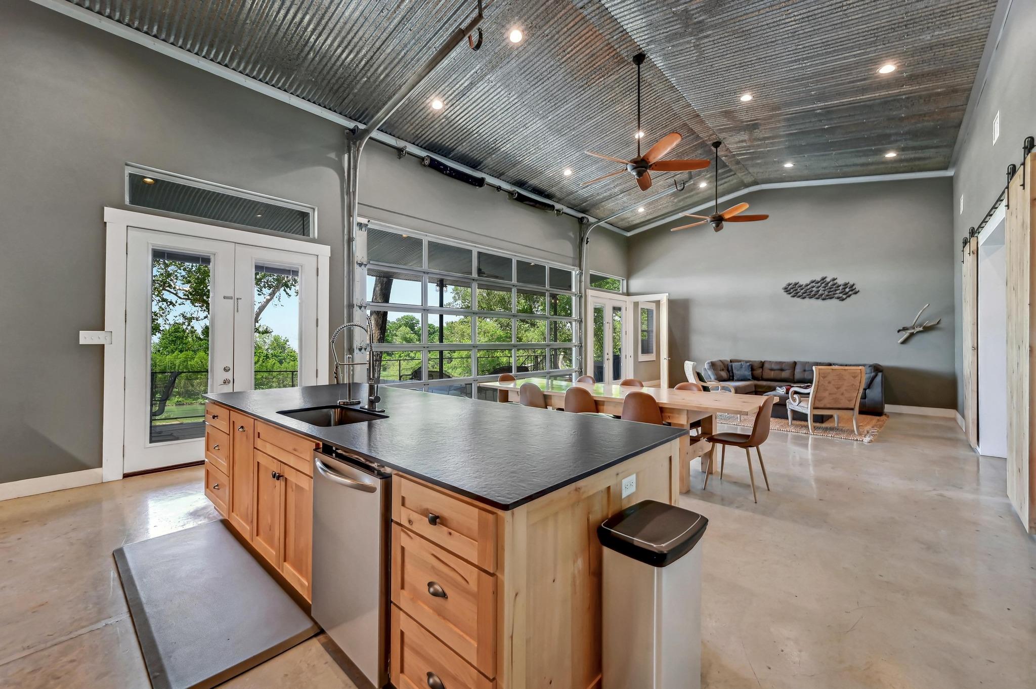 464 County Road 471, Gonzales, TX 78629