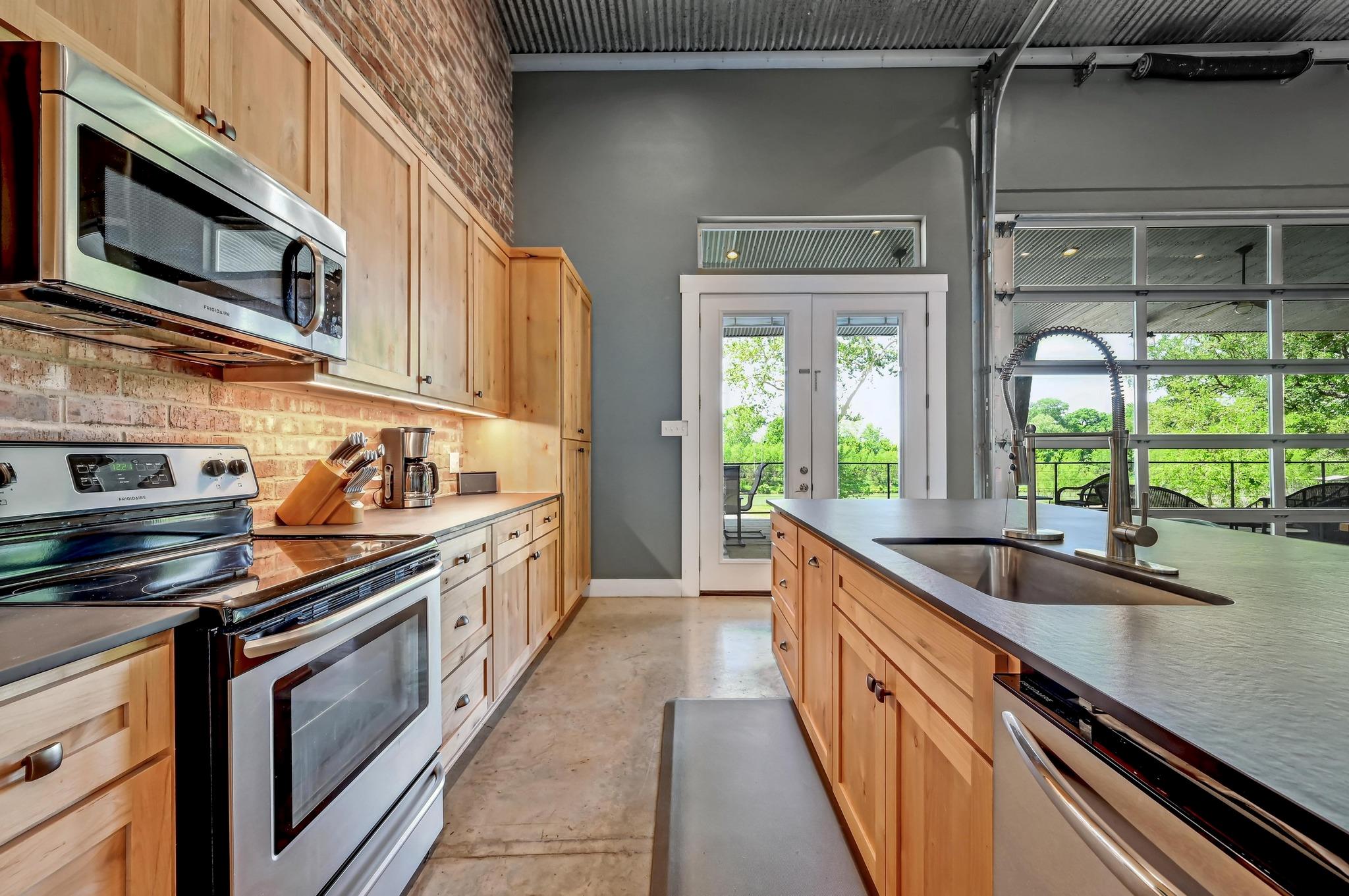 464 County Road 471, Gonzales, TX 78629