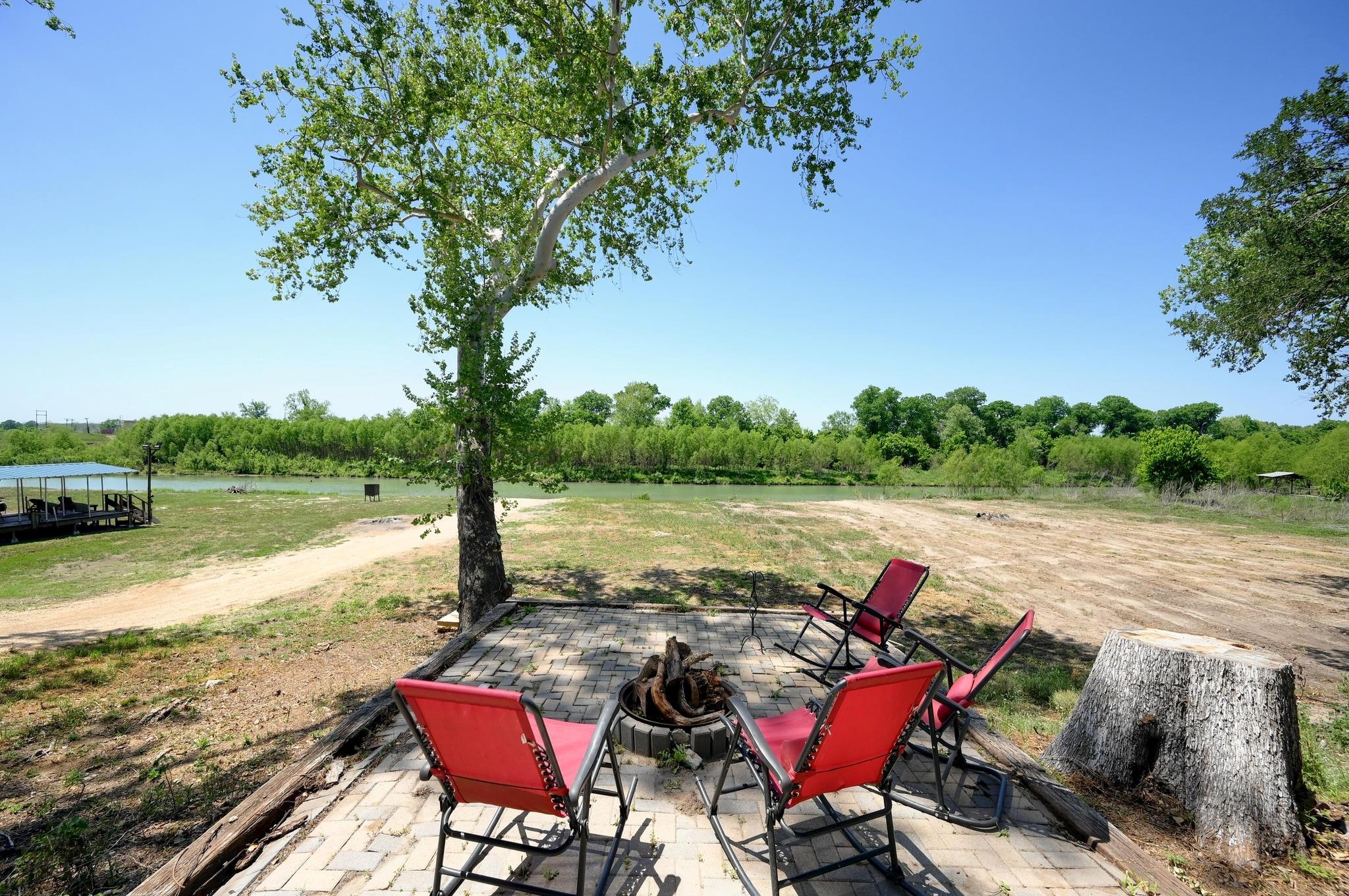 464 County Road 471, Gonzales, TX 78629