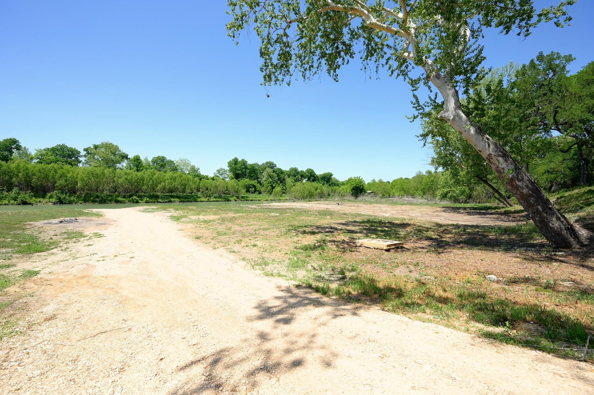 464 County Road 471, Gonzales, TX 78629