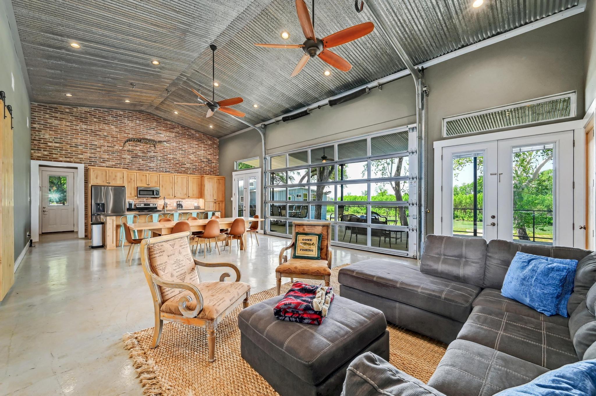 464 County Road 471, Gonzales, TX 78629