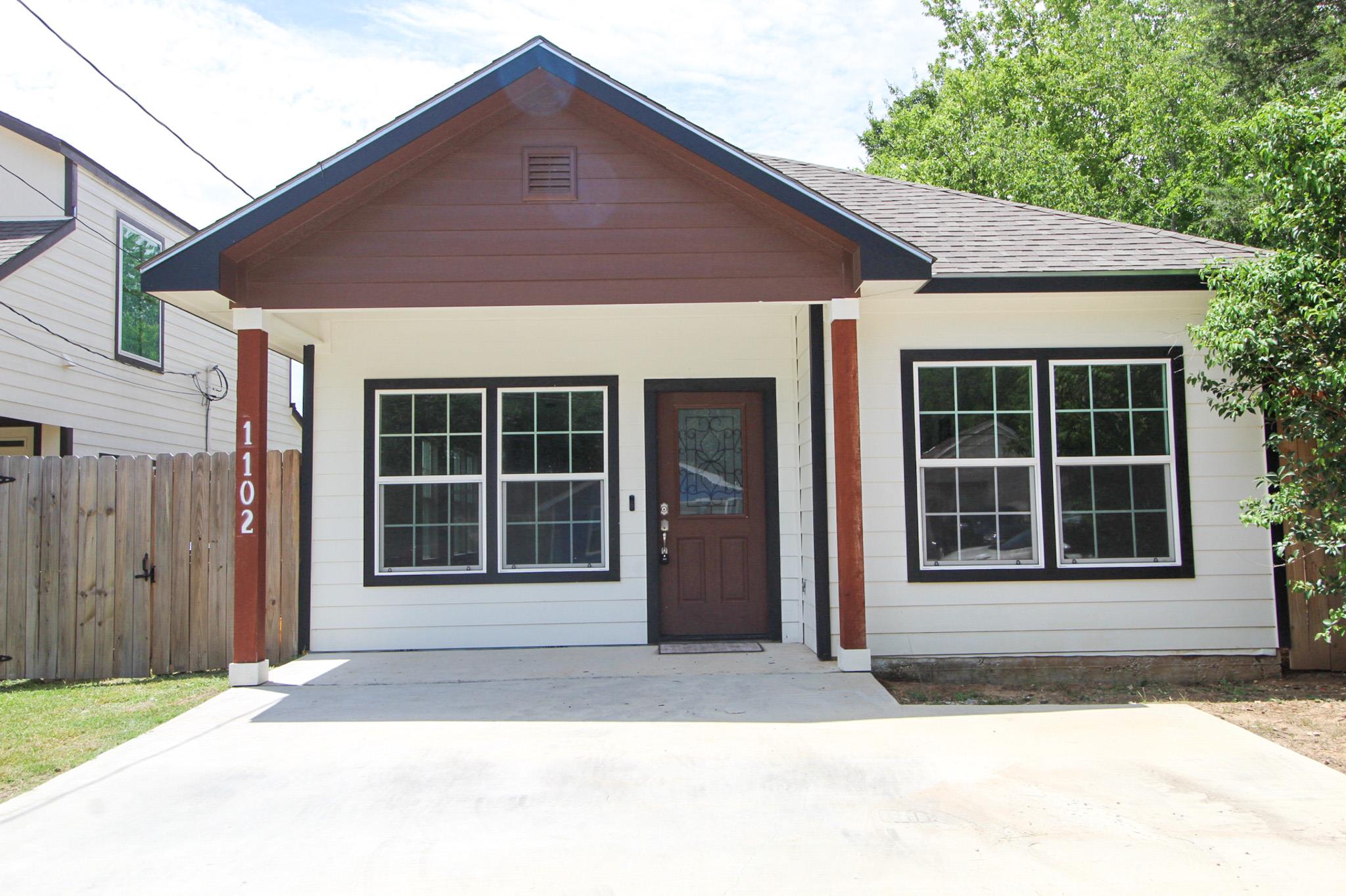 1102 4th St, Lockhart, TX 78644