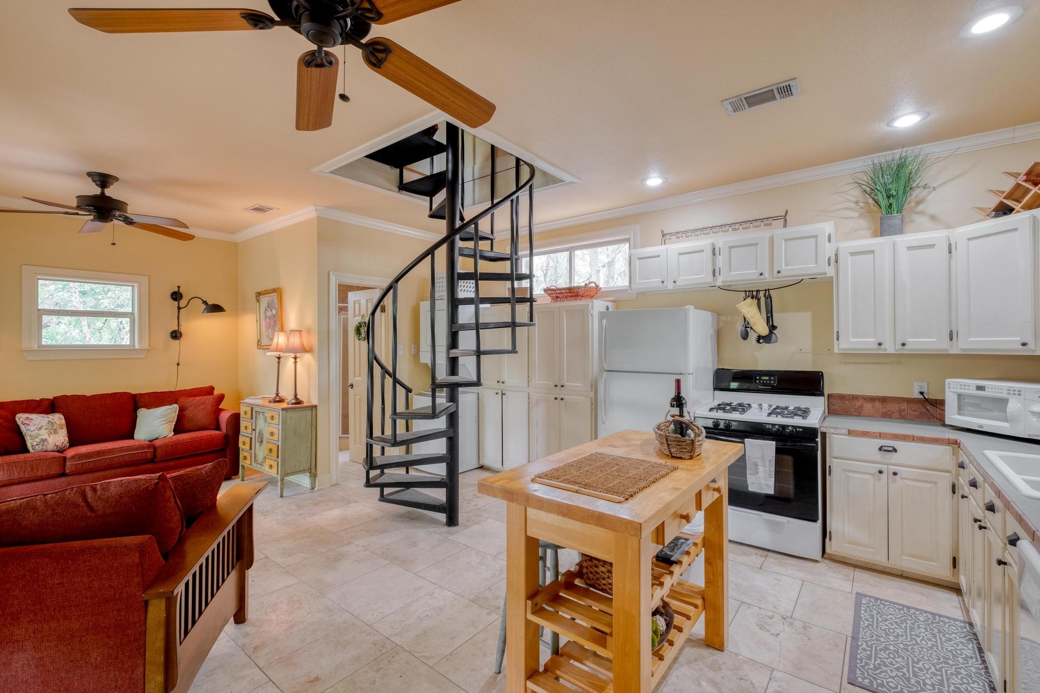 200 Red Bird Ln, Kingsbury, TX 78638