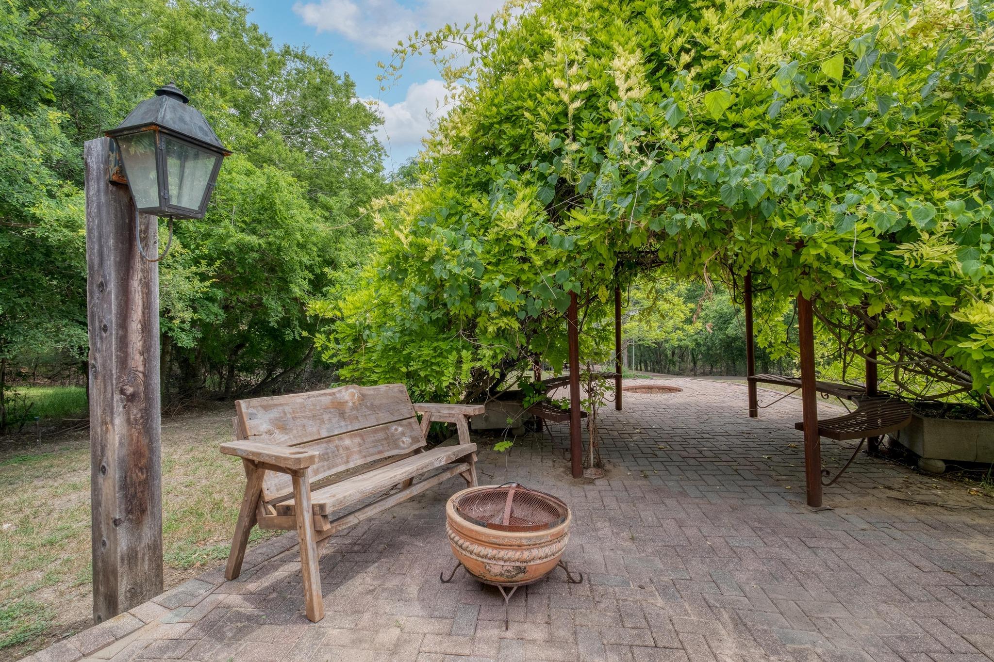 200 Red Bird Ln, Kingsbury, TX 78638