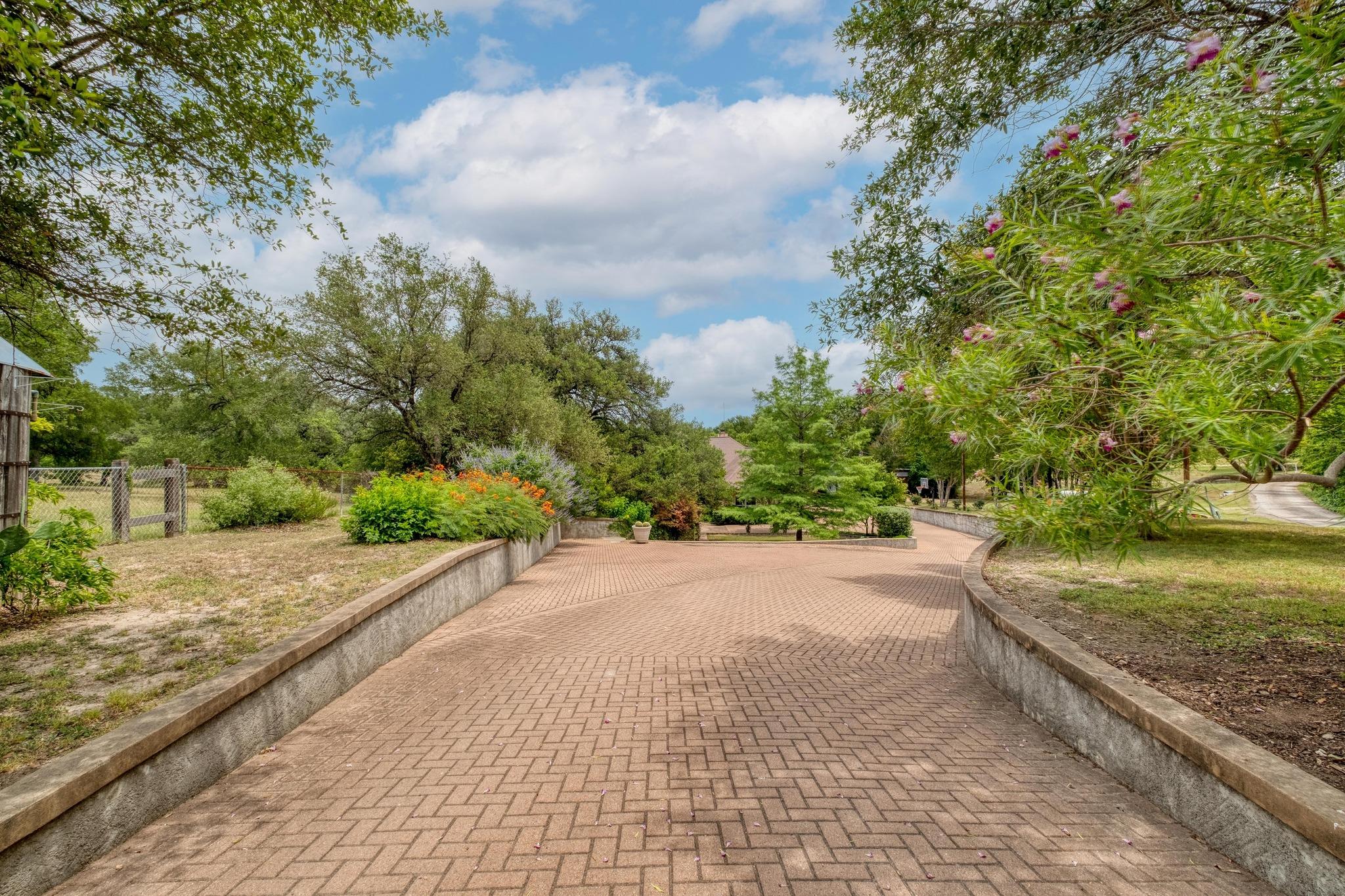 200 Red Bird Ln, Kingsbury, TX 78638