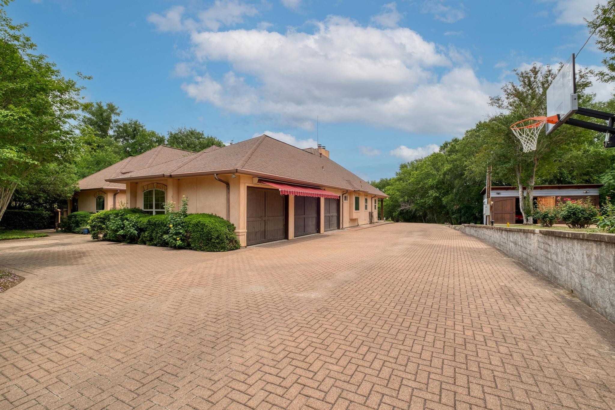 200 Red Bird Ln, Kingsbury, TX 78638