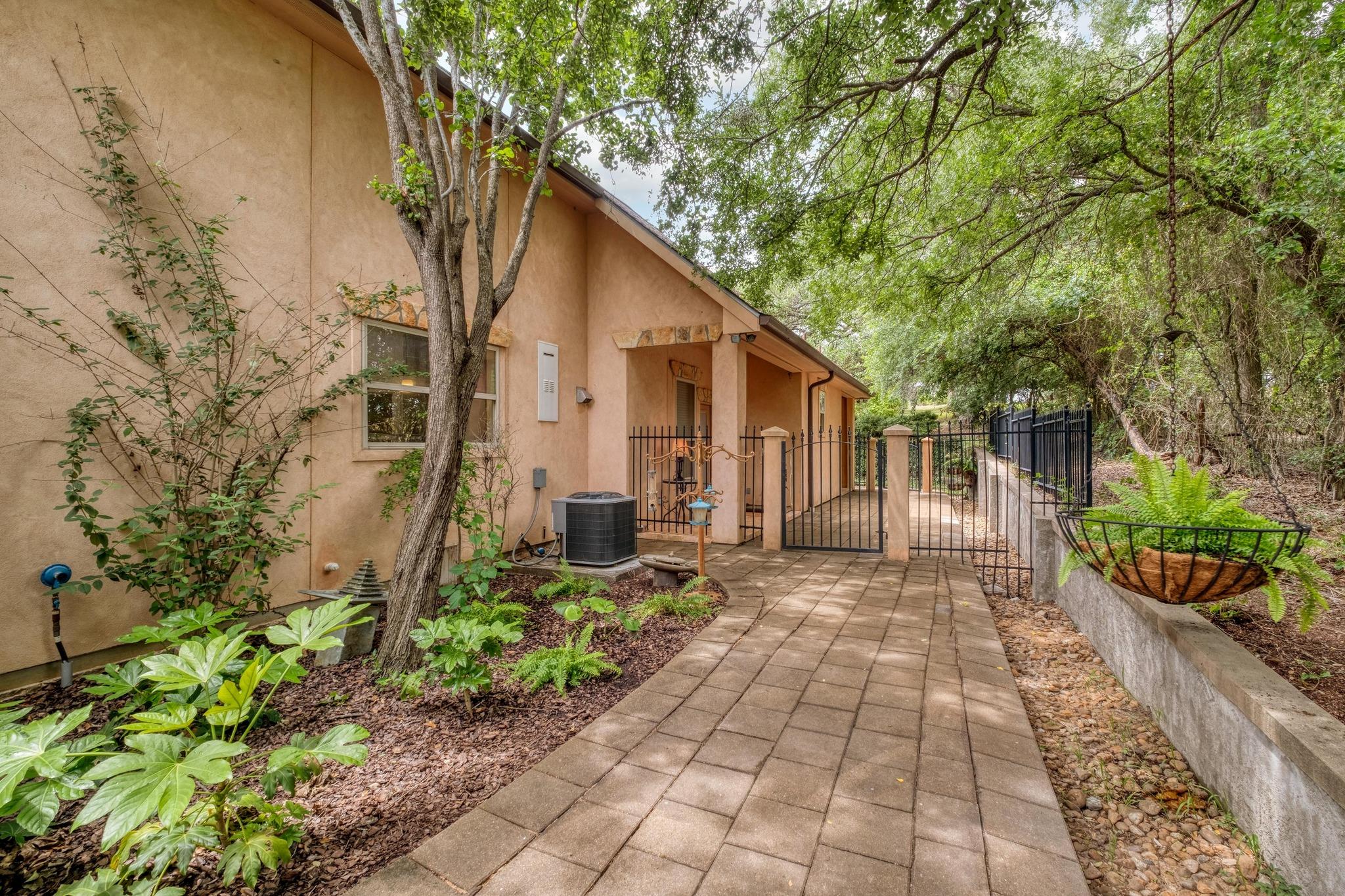 200 Red Bird Ln, Kingsbury, TX 78638