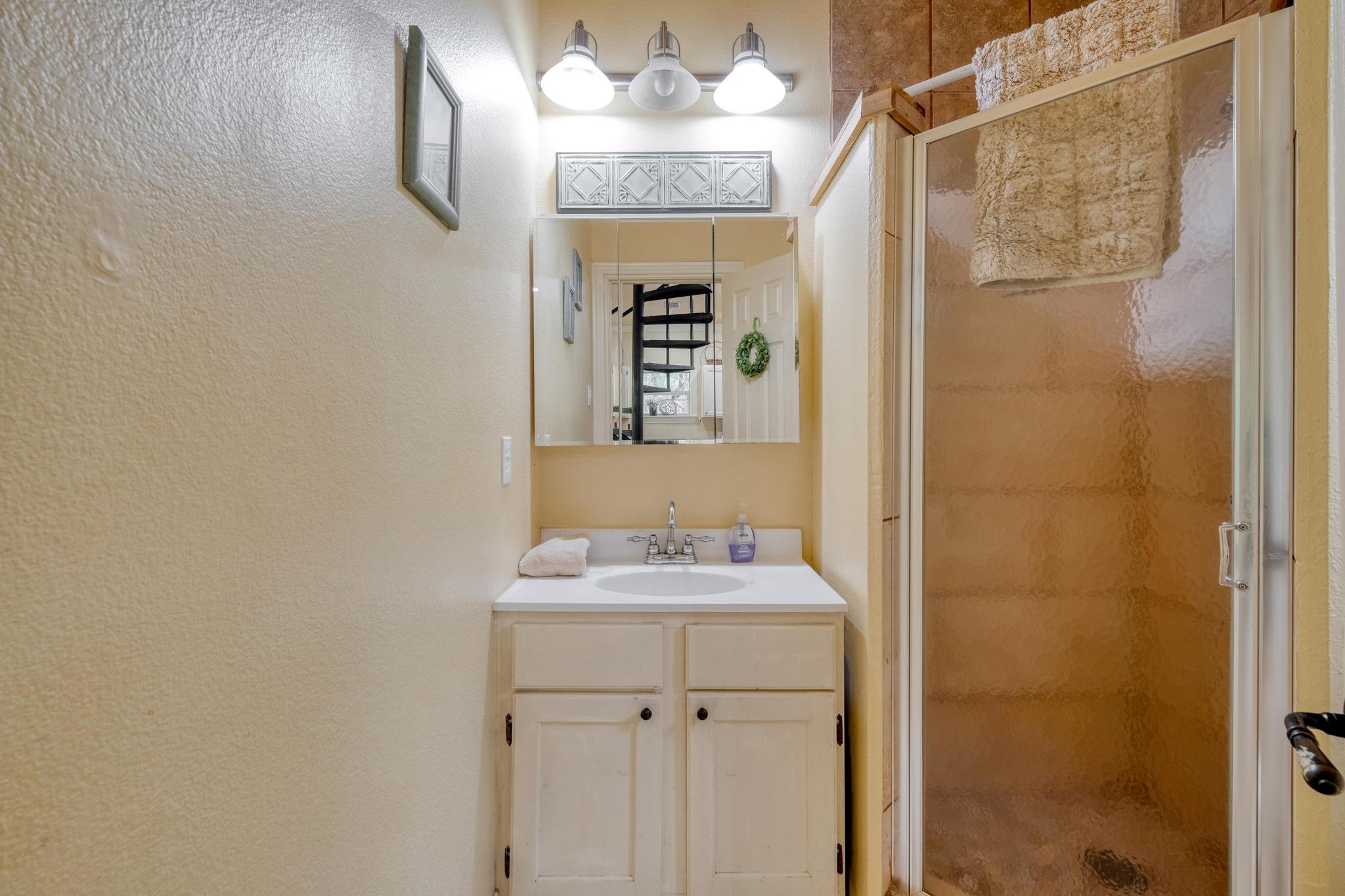 200 Red Bird Ln, Kingsbury, TX 78638