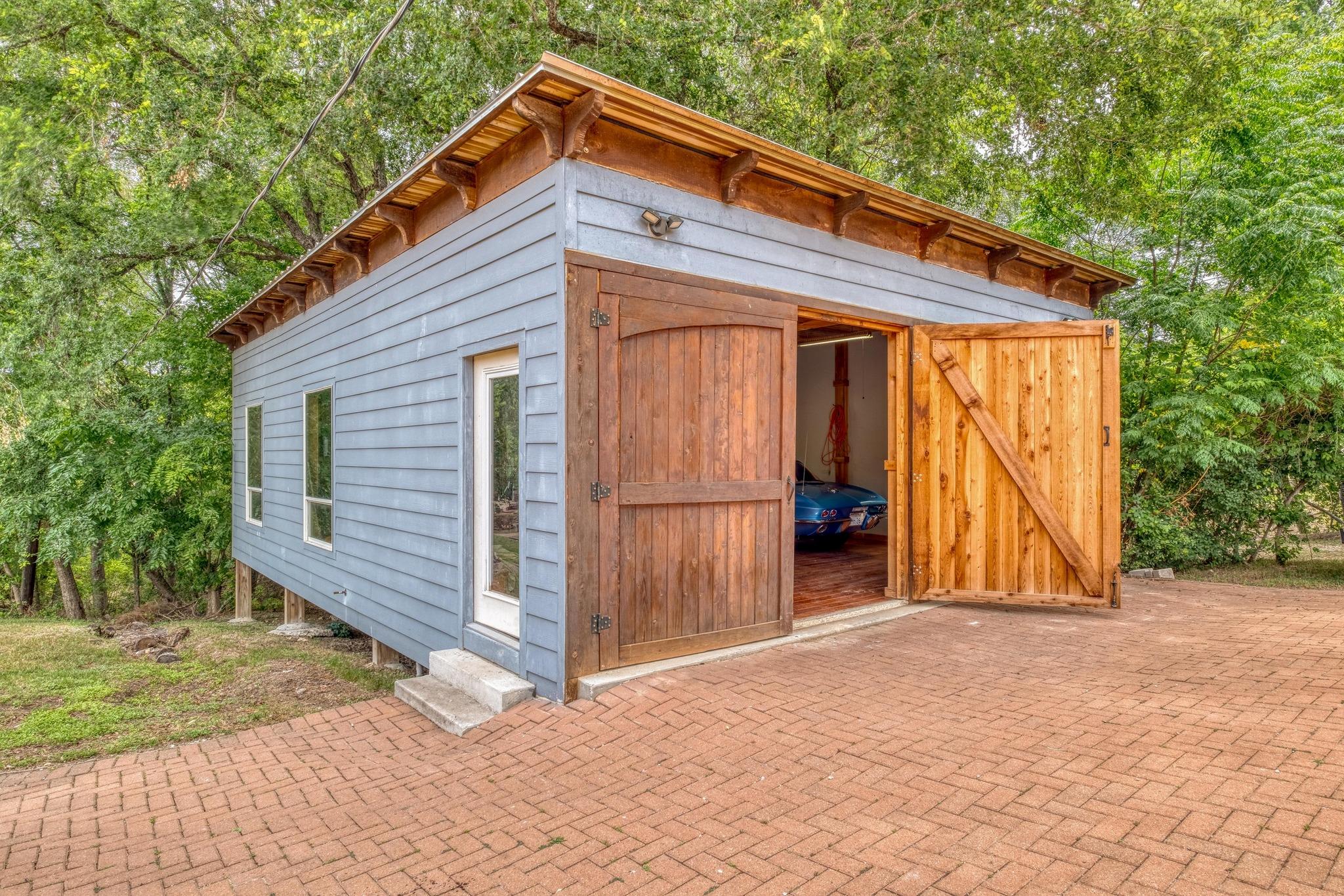 200 Red Bird Ln, Kingsbury, TX 78638