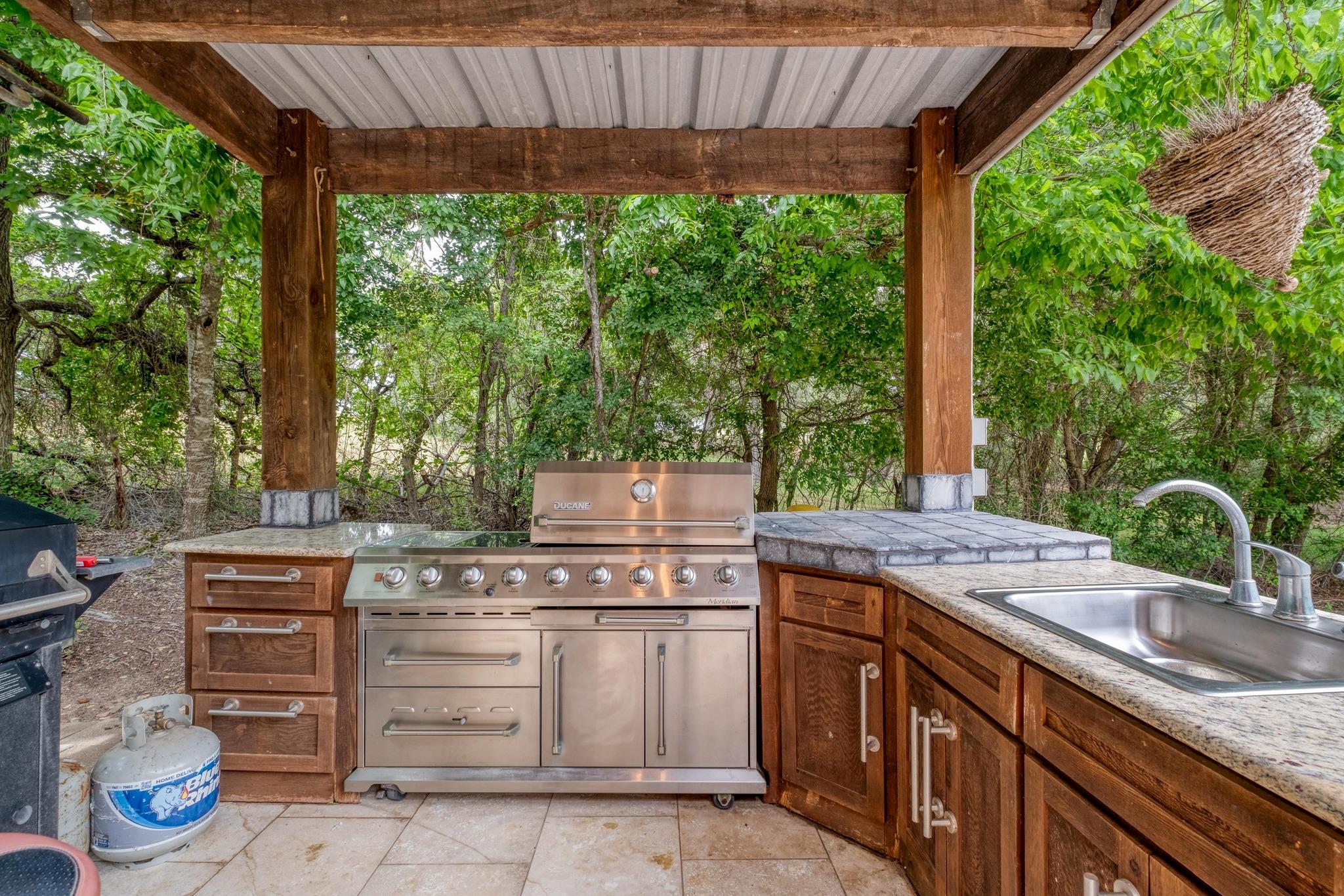 200 Red Bird Ln, Kingsbury, TX 78638