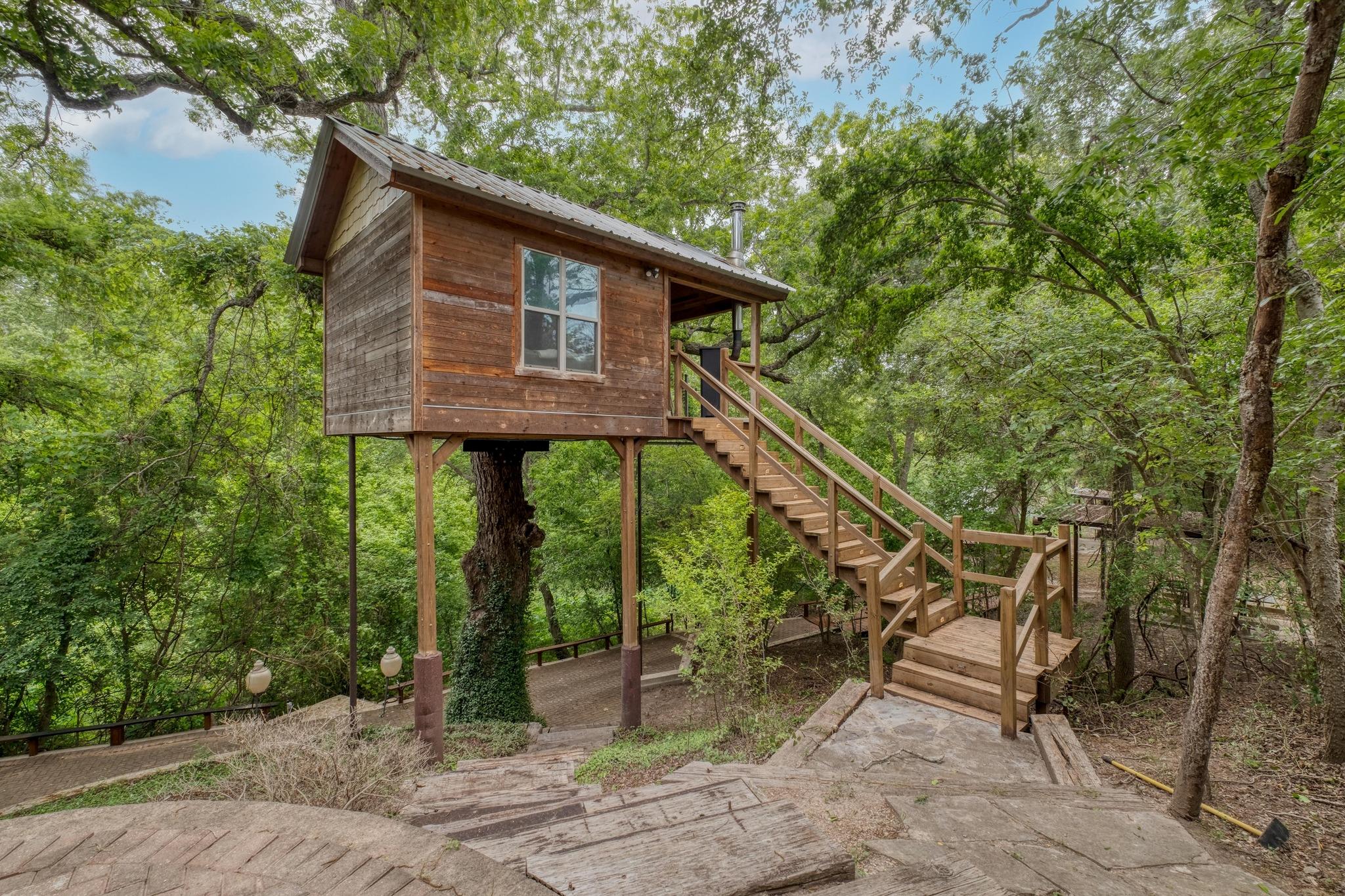 200 Red Bird Ln, Kingsbury, TX 78638