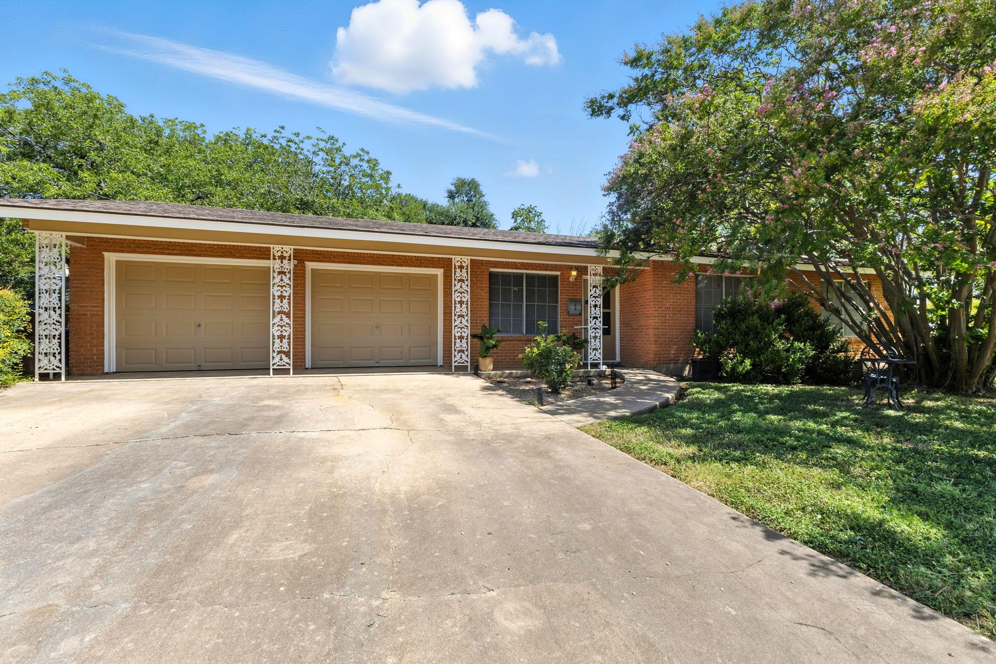 606 E Liberty Ave, Round Rock, TX 78664