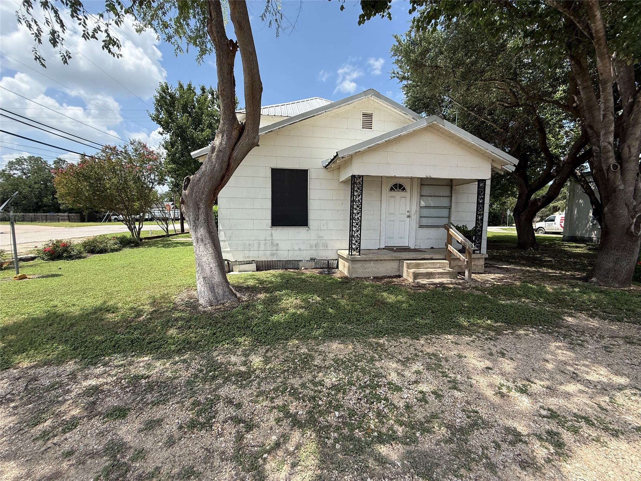 100 N 1st St, Thorndale, TX 76577