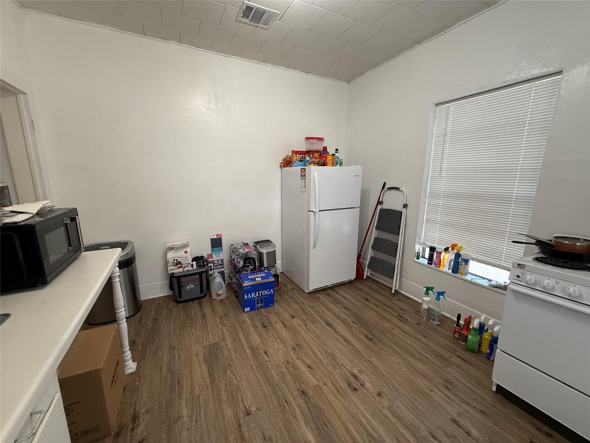 100 N 1st St, Thorndale, TX 76577