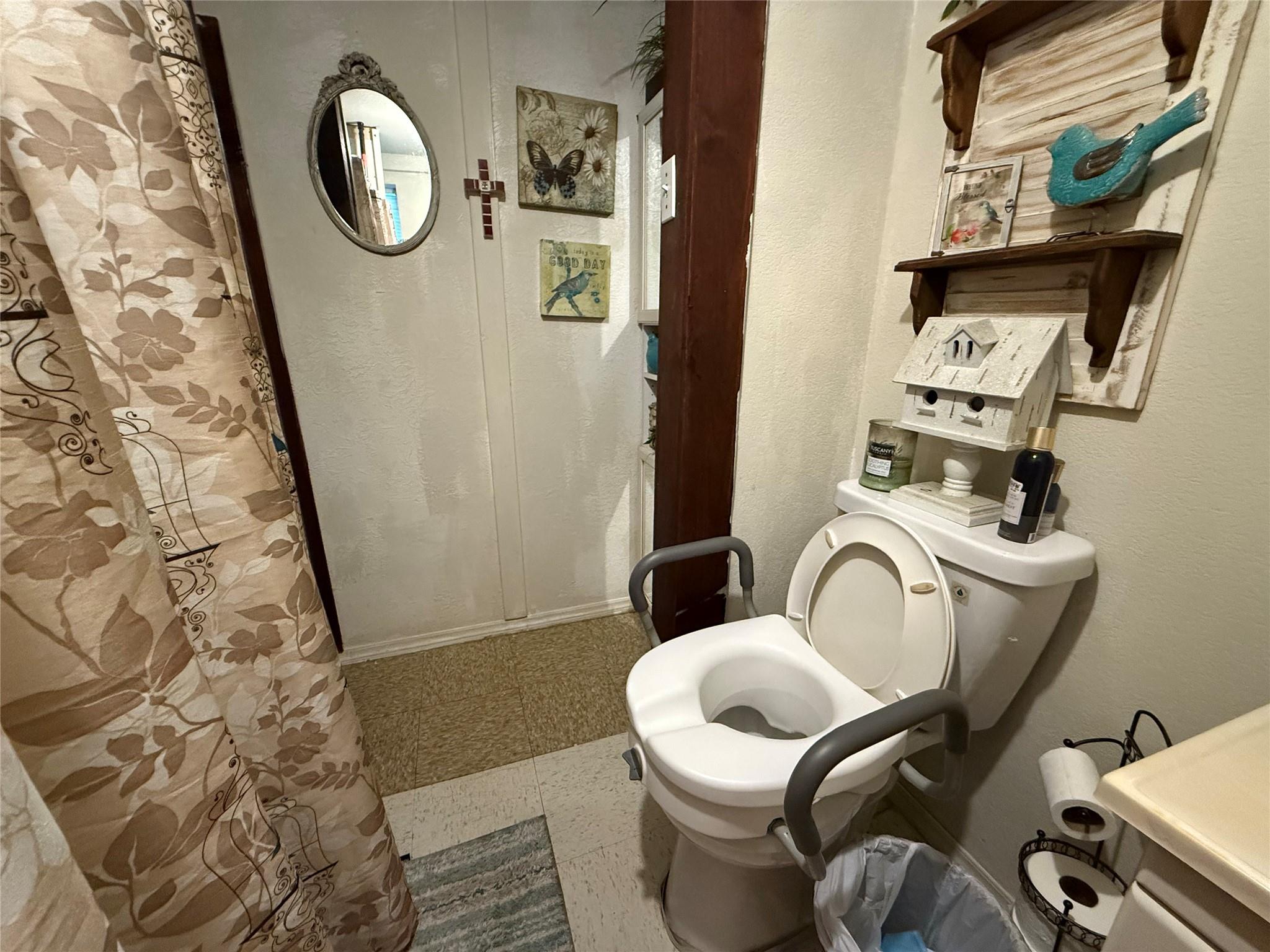 100 N 1st St, Thorndale, TX 76577