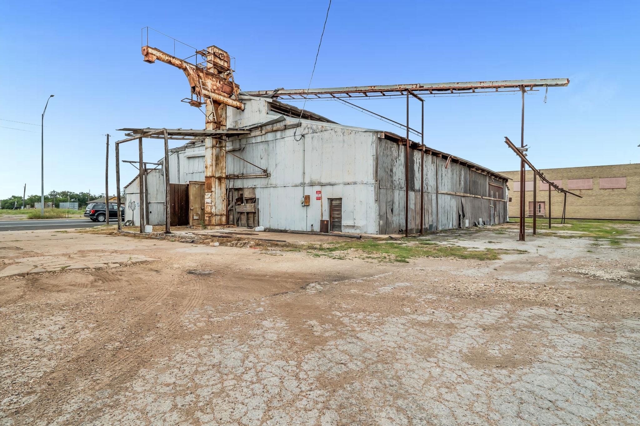 136 S Caldwell-B St, Giddings, TX 78942