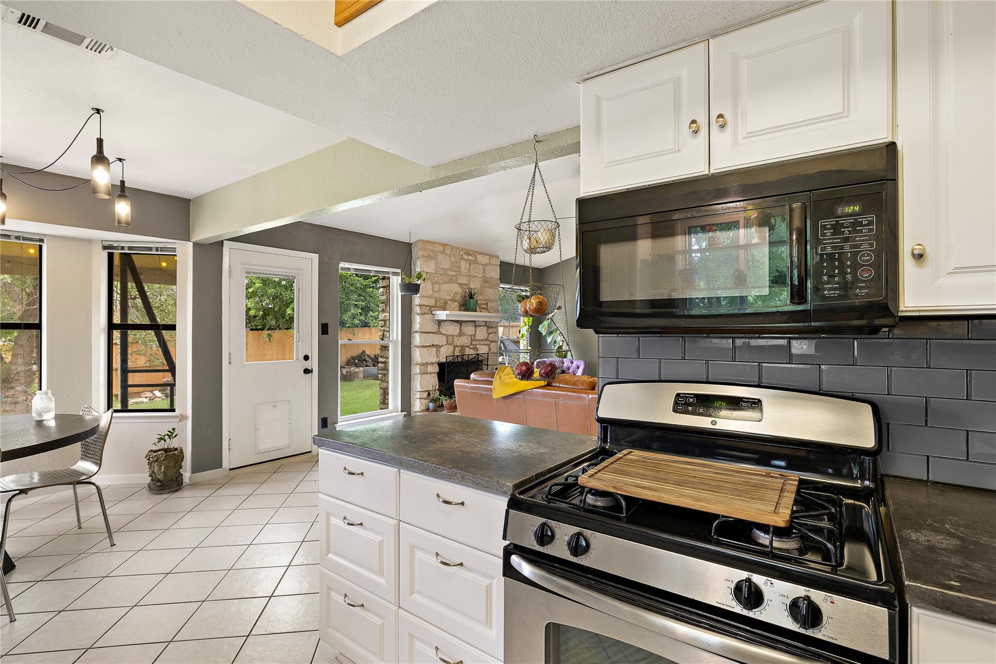 809 Windsor Rd, Round Rock, TX 78664