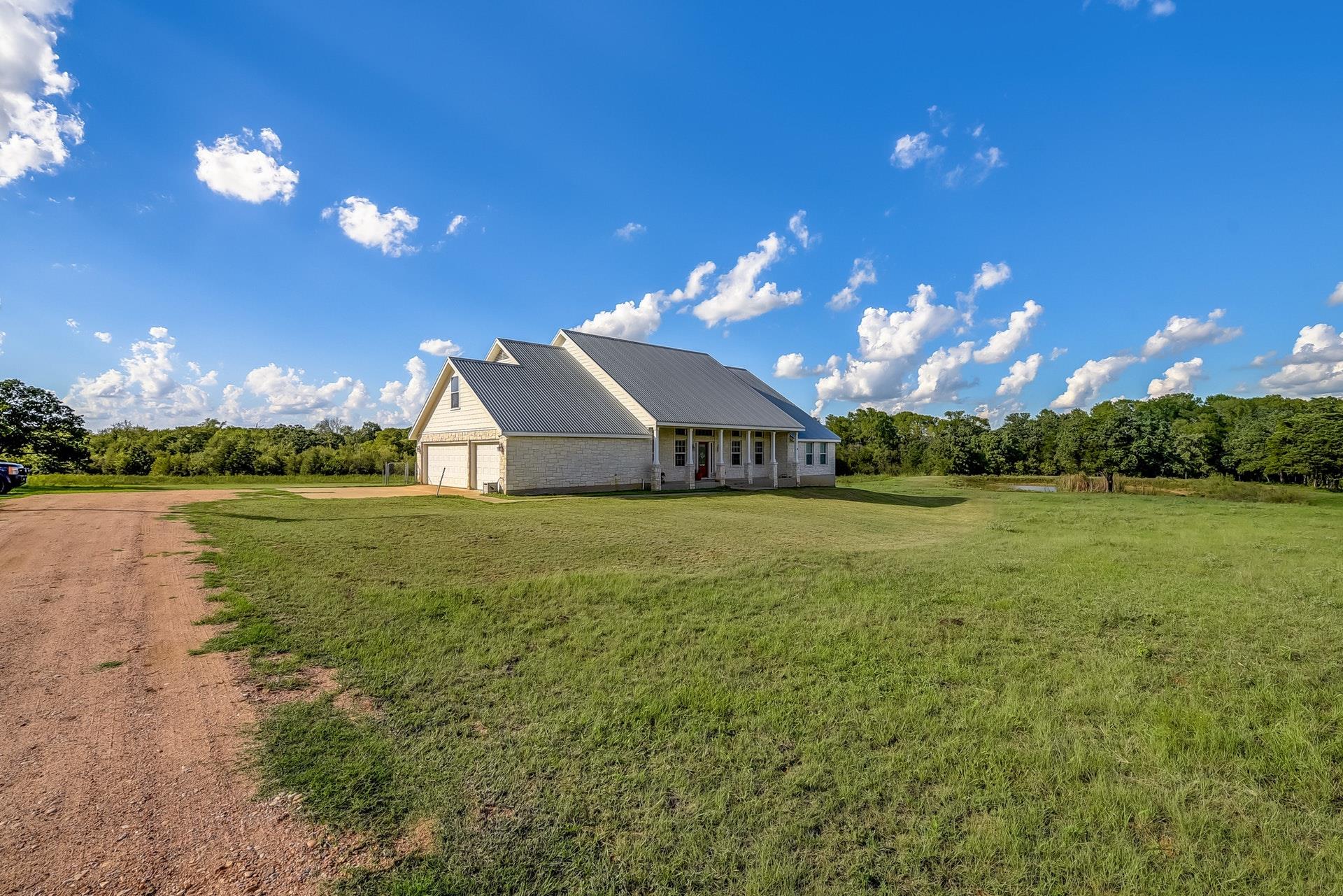 525 Herron Trl, McDade, TX 78650