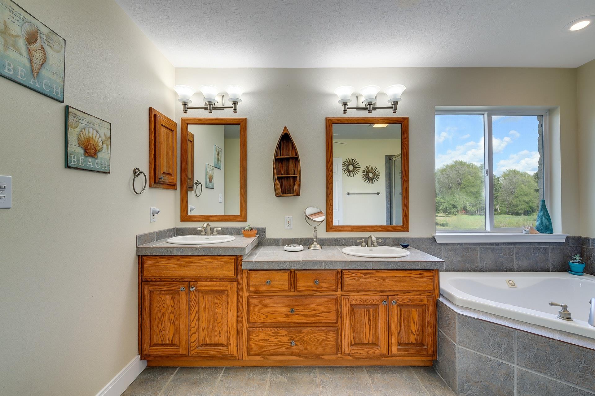 525 Herron Trl, McDade, TX 78650