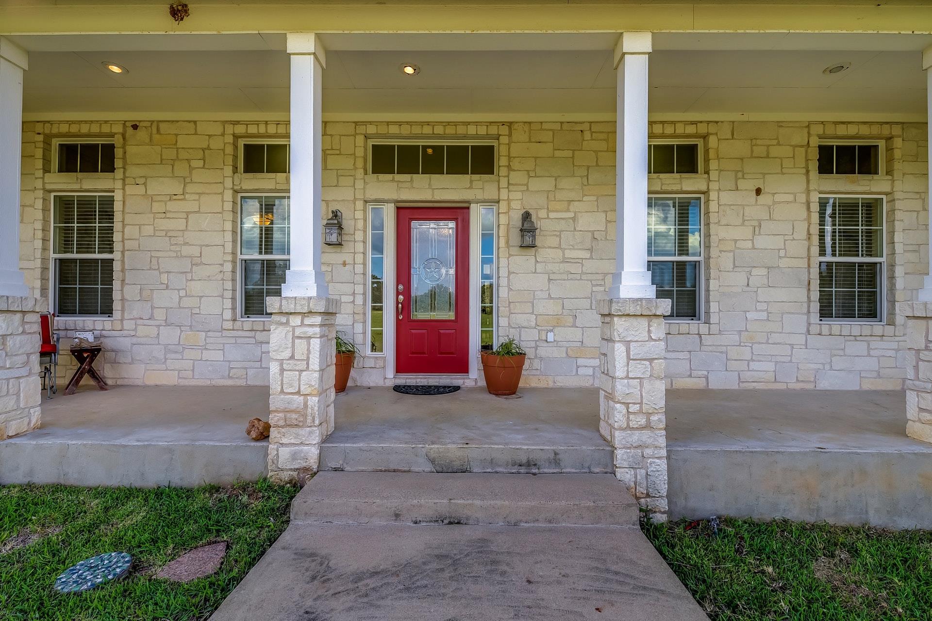 525 Herron Trl, McDade, TX 78650