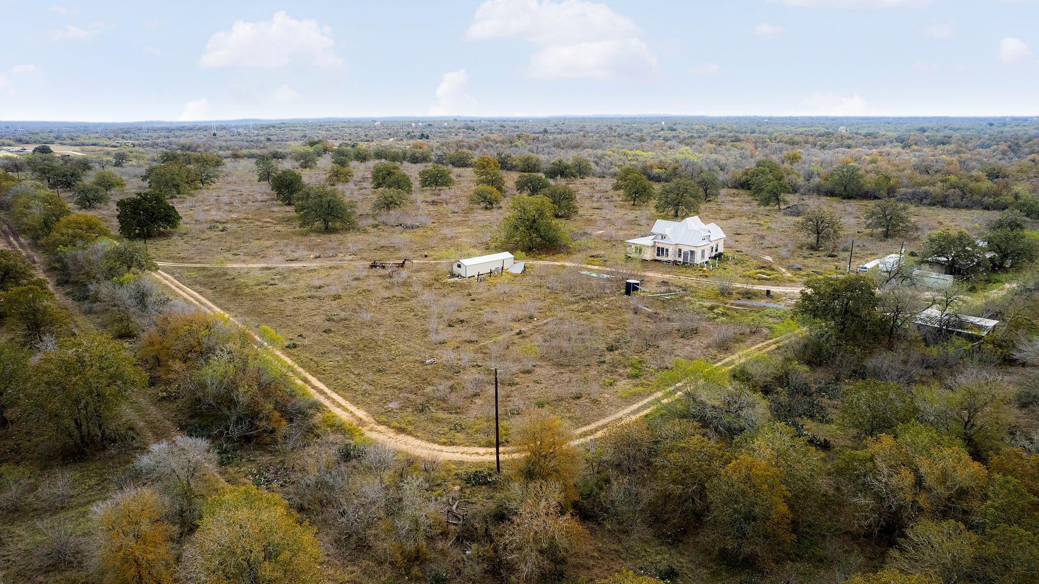 2124 Bugtussle Ln, Luling, TX 78648