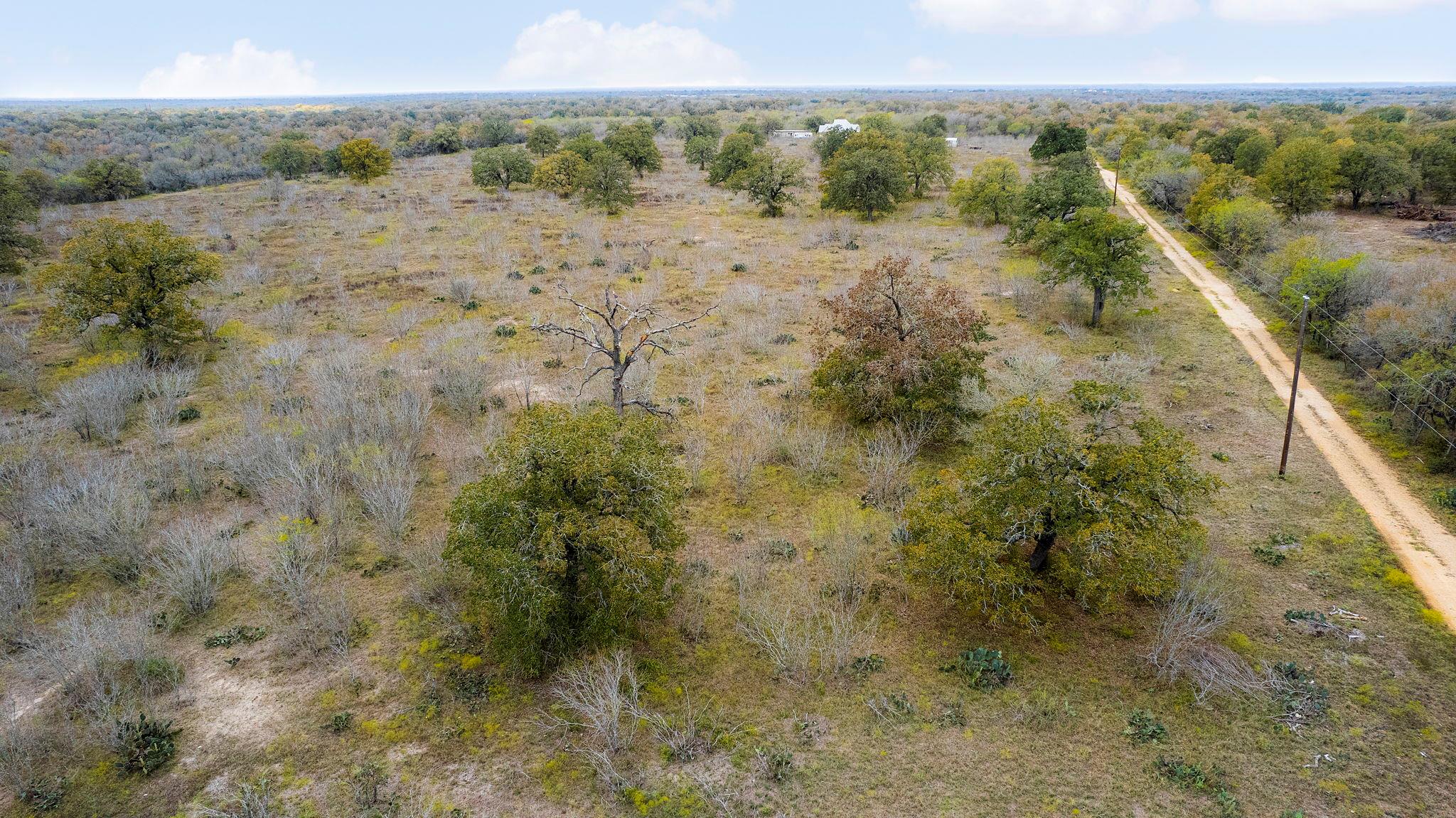 2124 Bugtussle Ln, Luling, TX 78648