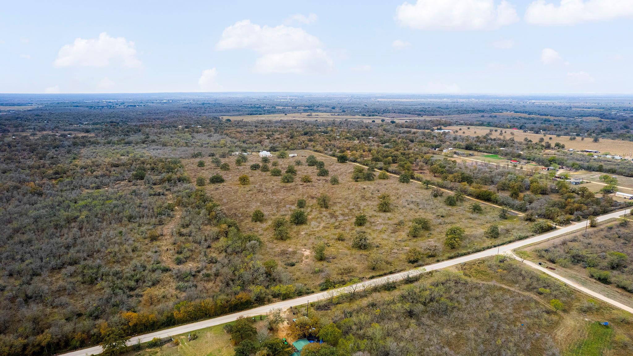 2124 Bugtussle Ln, Luling, TX 78648