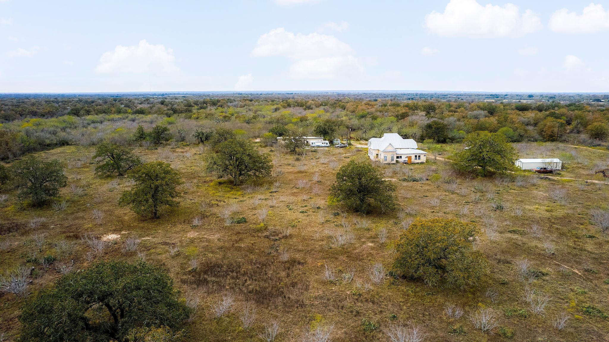 2124 Bugtussle Ln, Luling, TX 78648