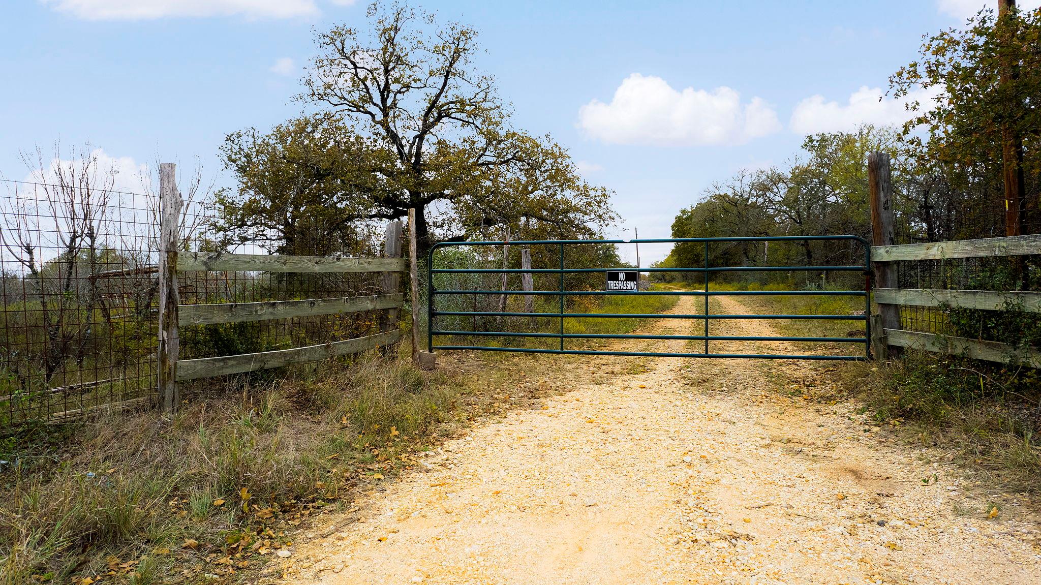 2124 Bugtussle Ln, Luling, TX 78648