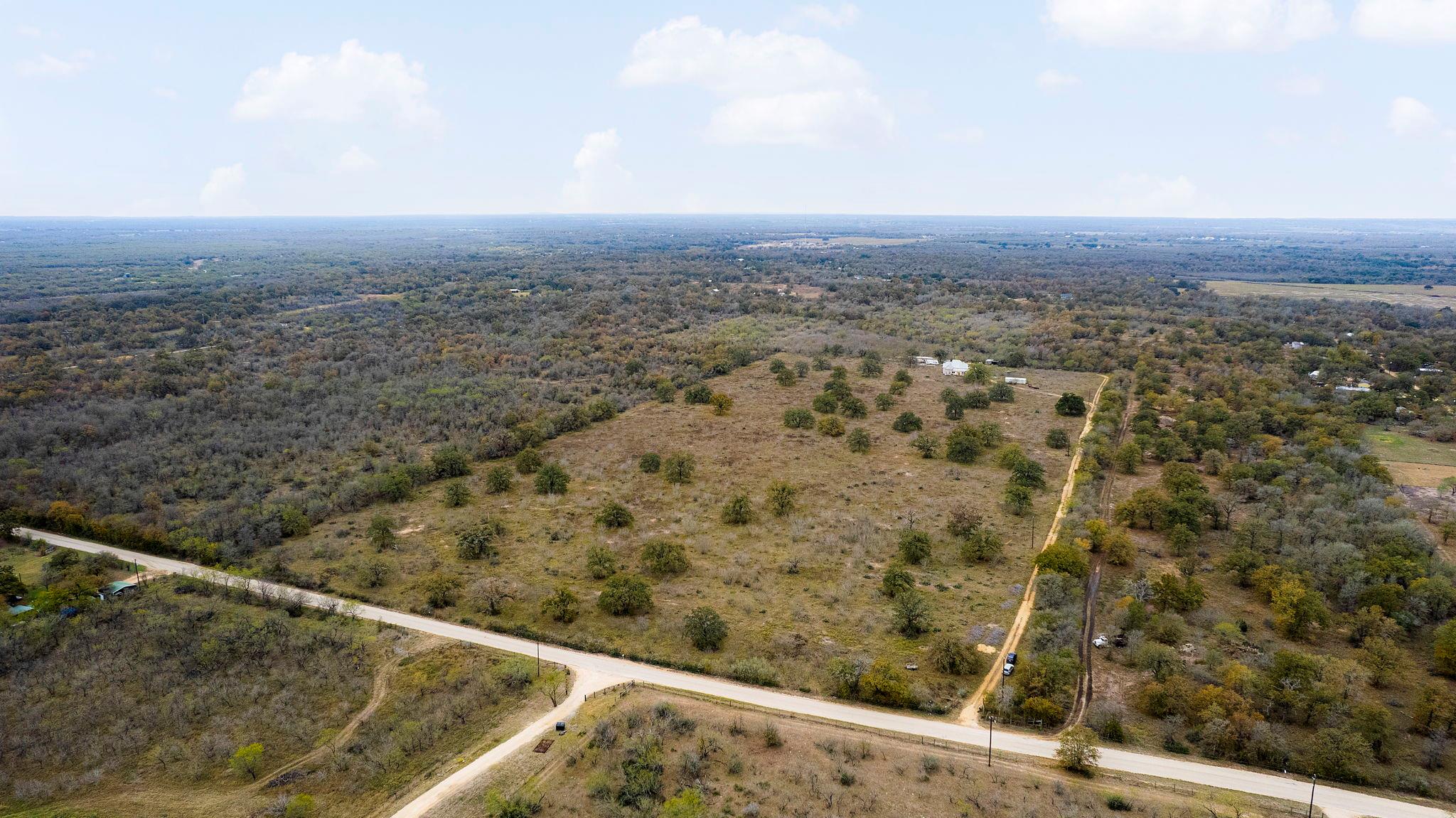 2124 Bugtussle Ln, Luling, TX 78648