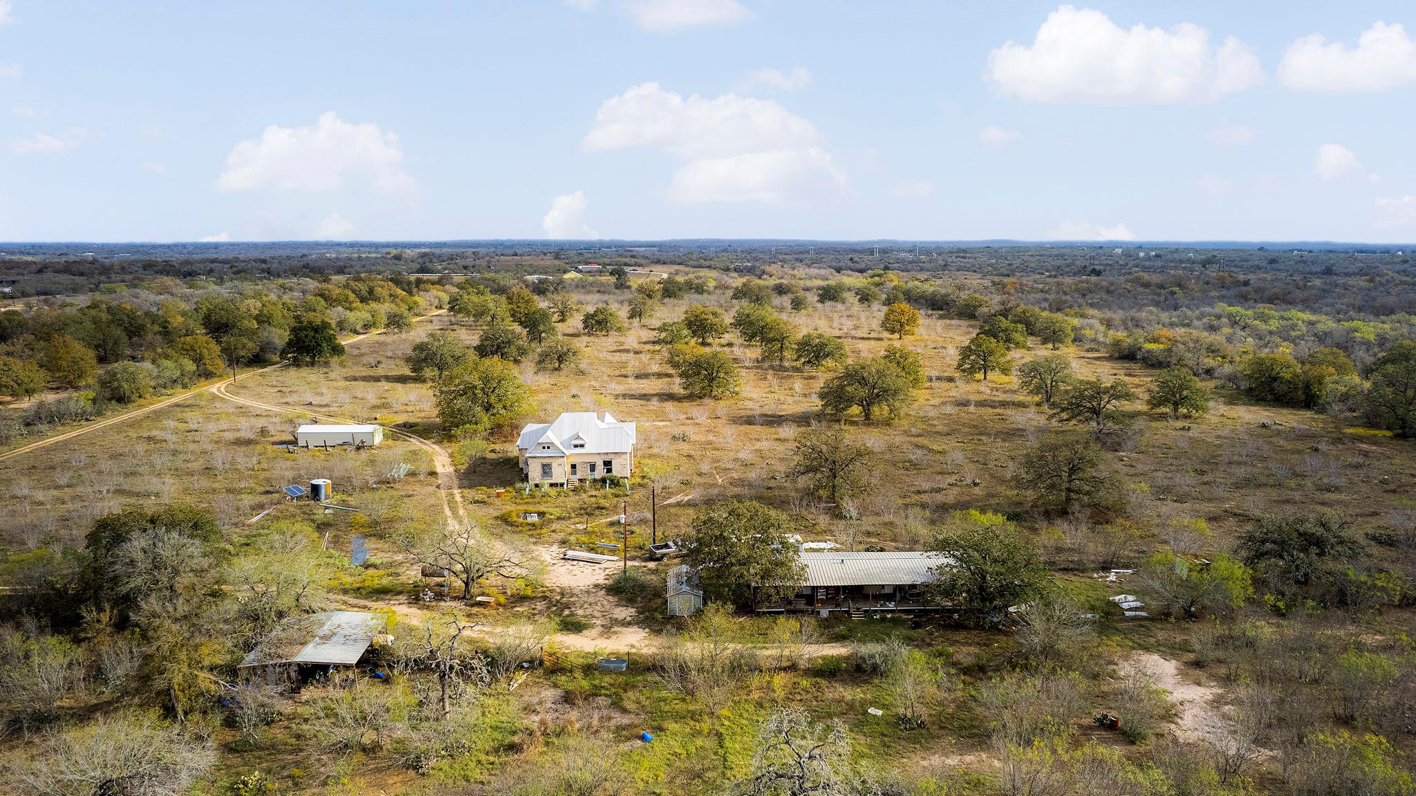 2124 Bugtussle Ln, Luling, TX 78648