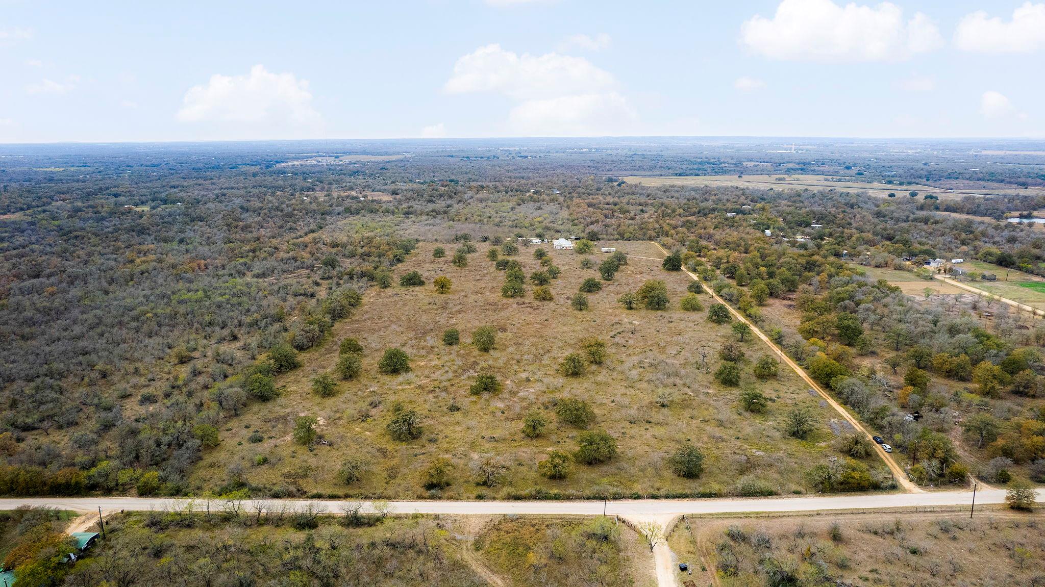 2124 Bugtussle Ln, Luling, TX 78648