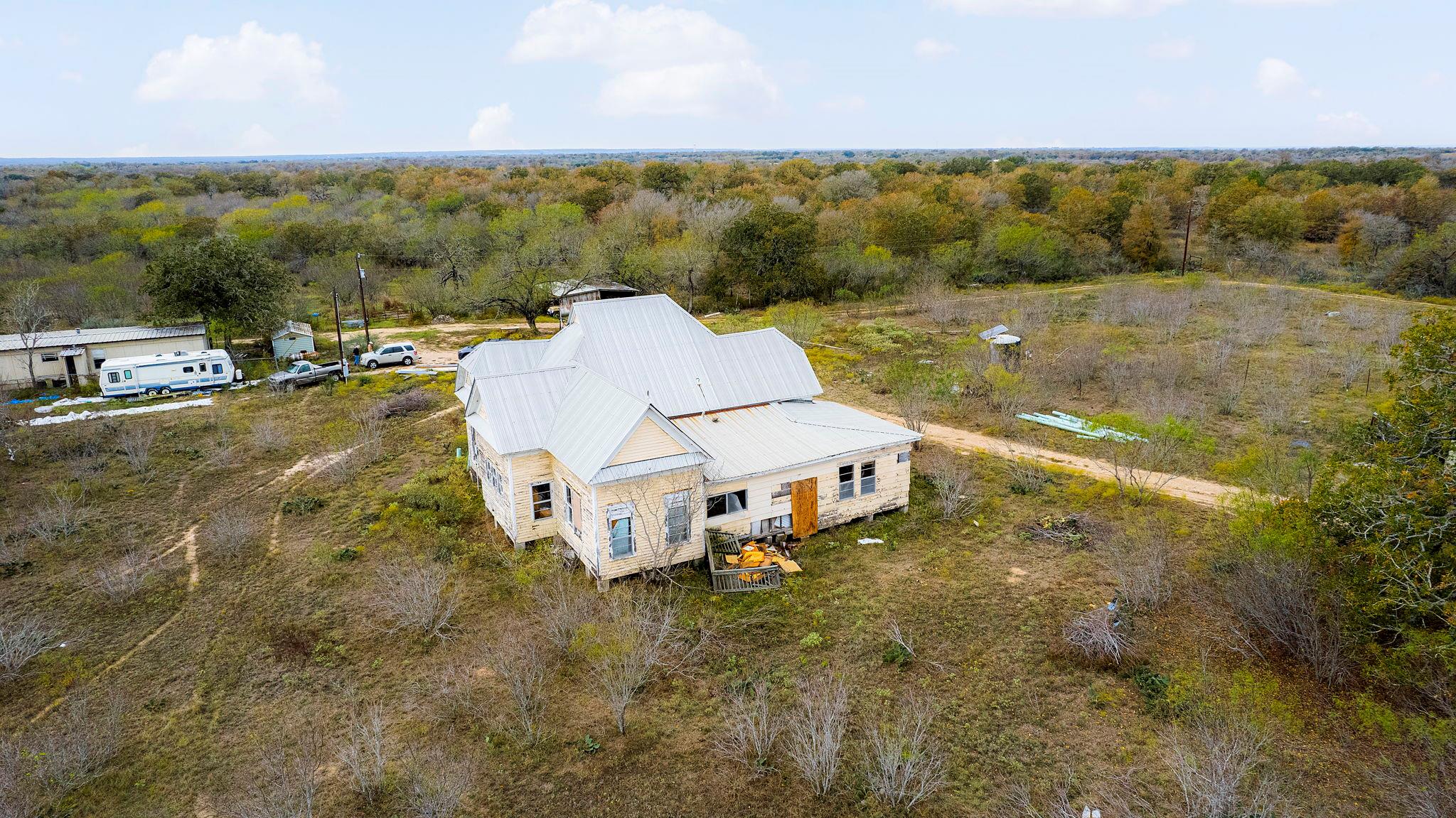 2124 Bugtussle Ln, Luling, TX 78648