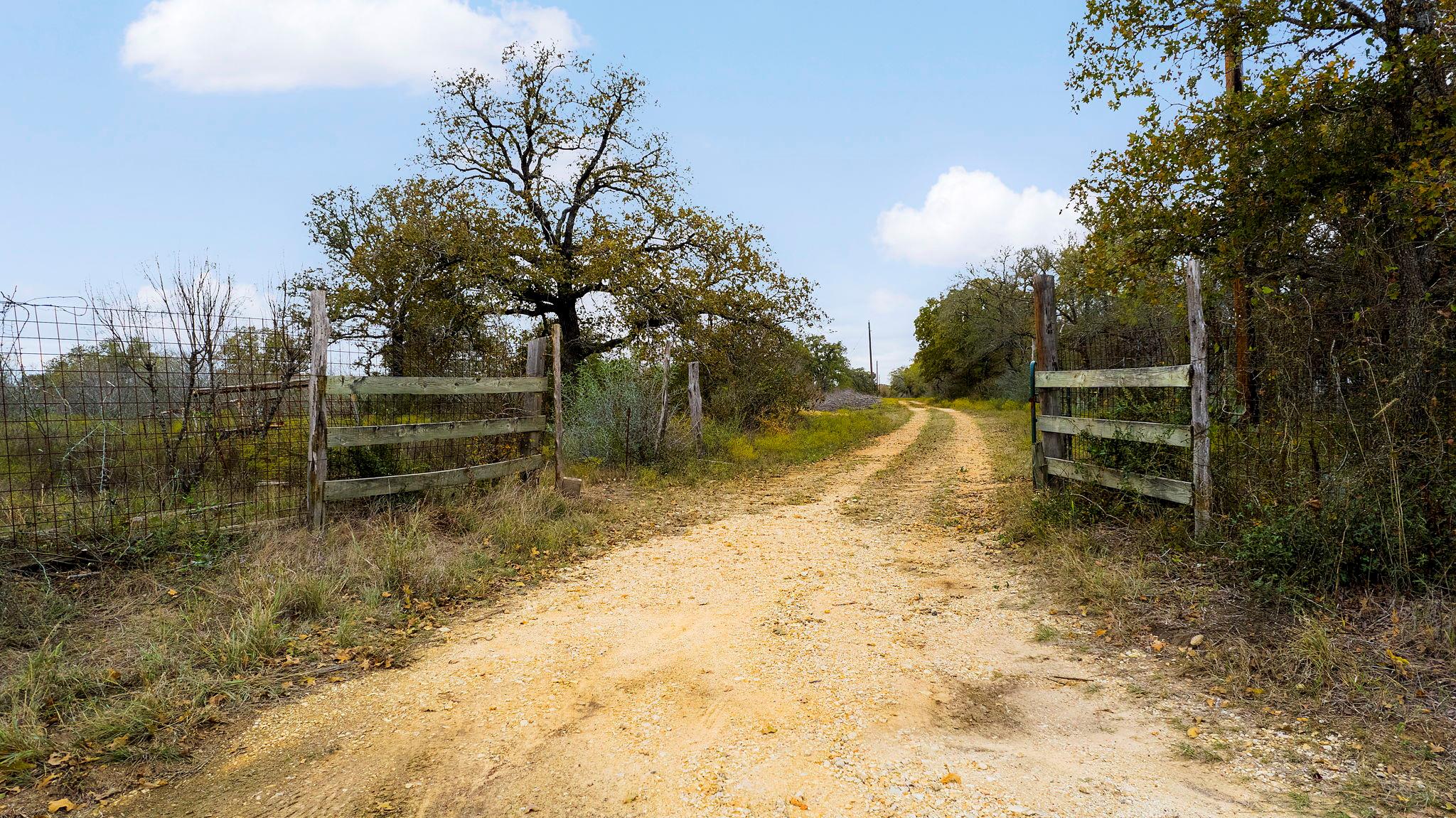 2124 Bugtussle Ln, Luling, TX 78648