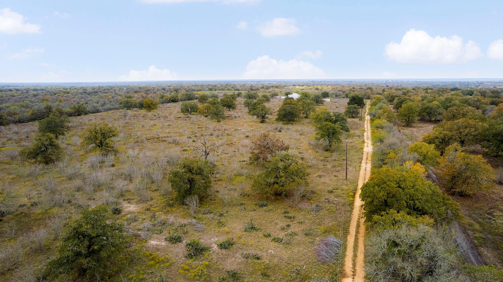 2124 Bugtussle Ln, Luling, TX 78648