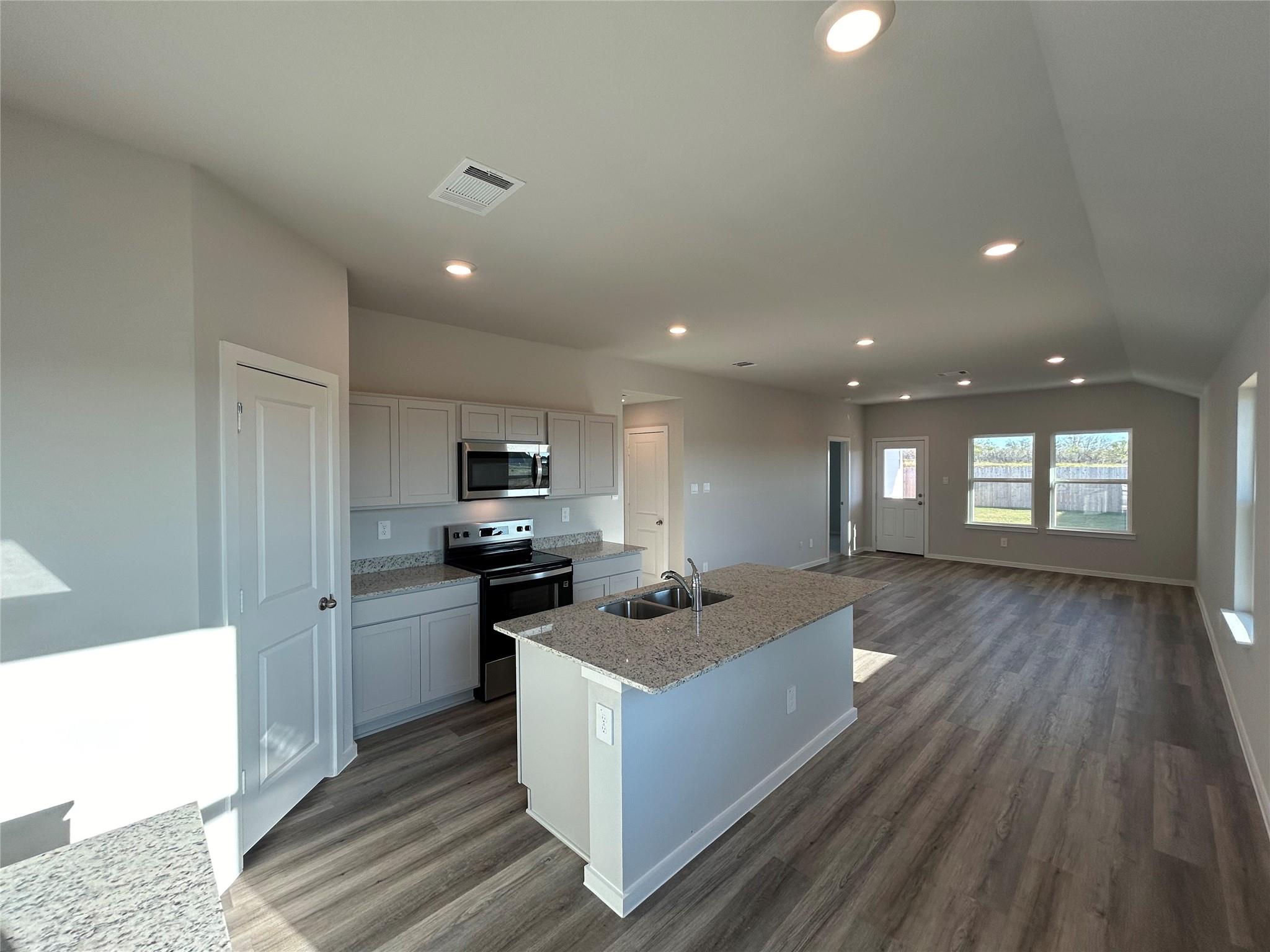 310 Randall Pl, Rockdale, TX 76567