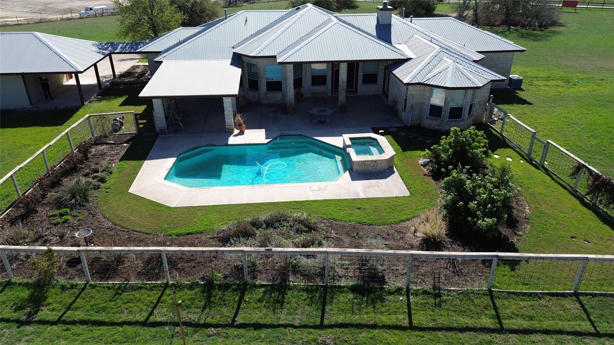 400 Hyview Ln, Hutto, TX 78634