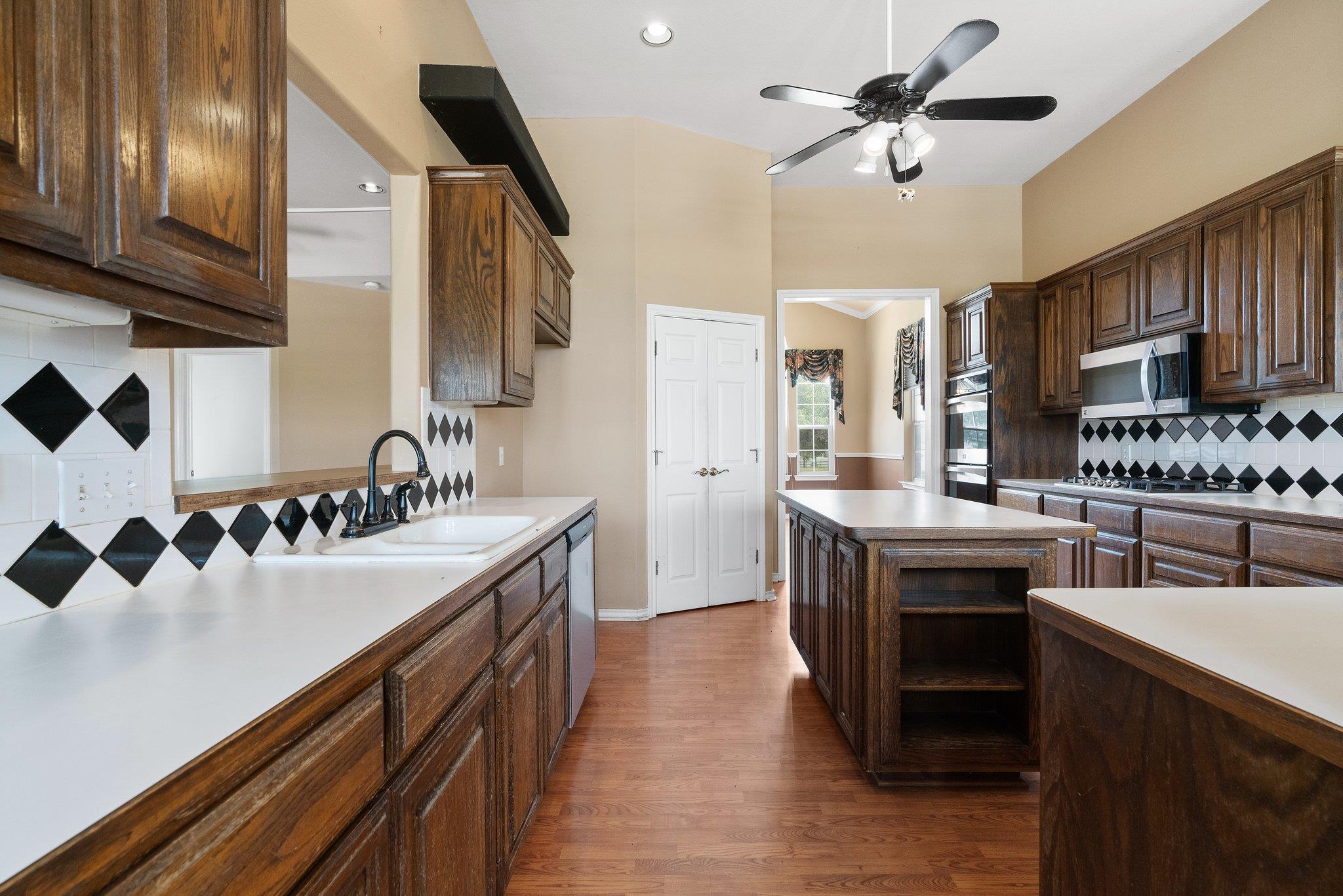 400 Hyview Ln, Hutto, TX 78634