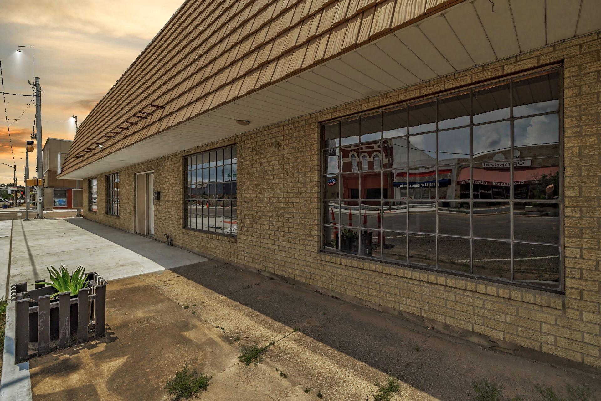 106 W Cameron Ave, Rockdale, TX 76567