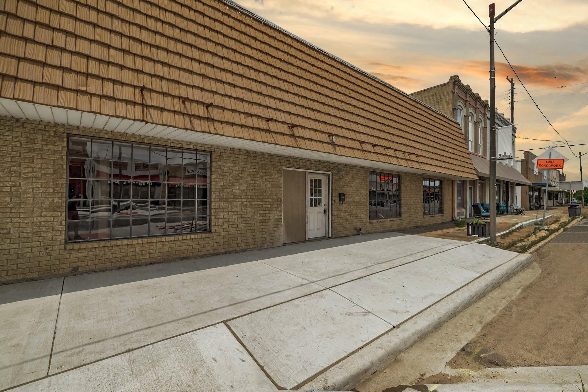 106 W Cameron Ave, Rockdale, TX 76567