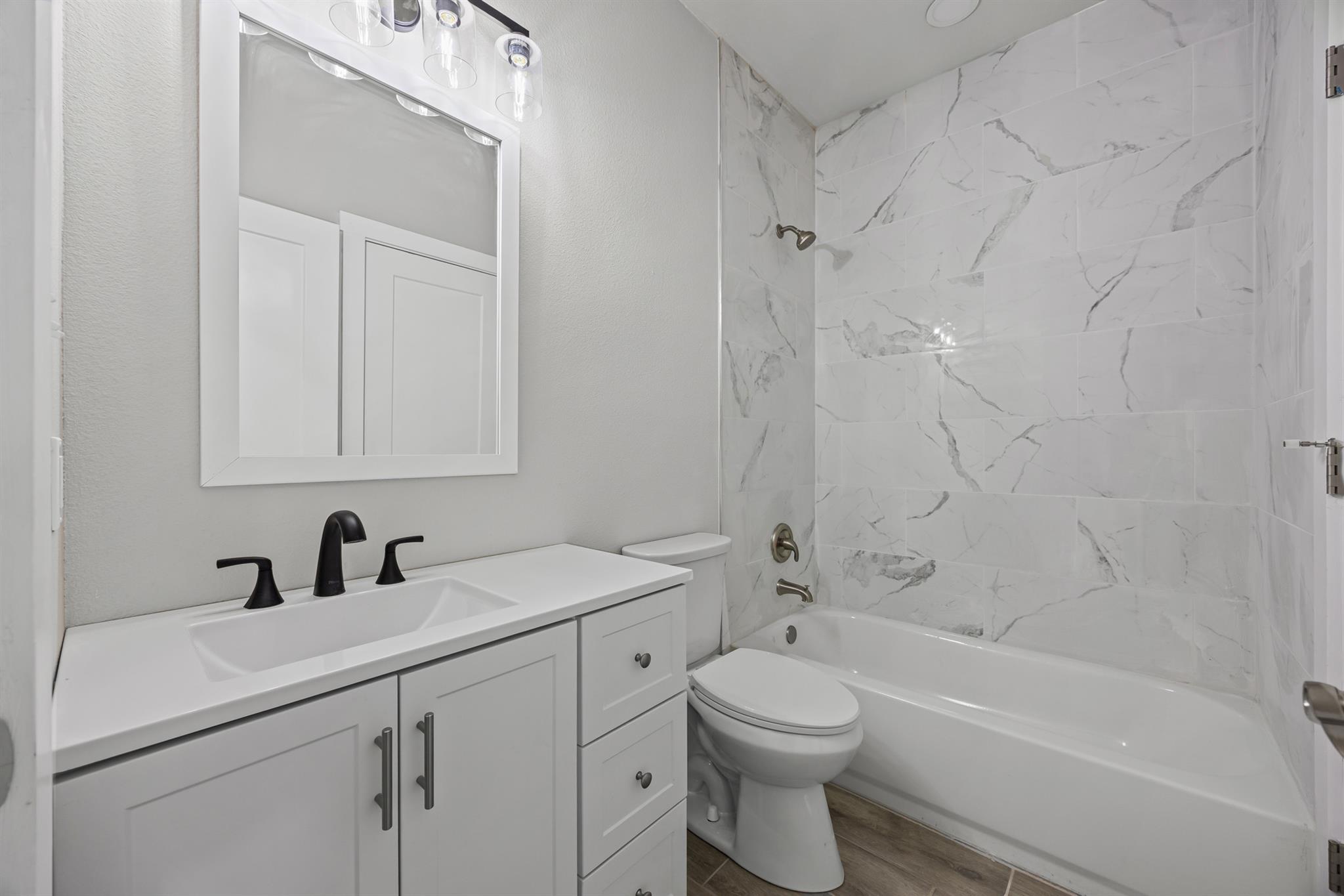 10 Honeysuckle Ln, Wimberley, TX 78676