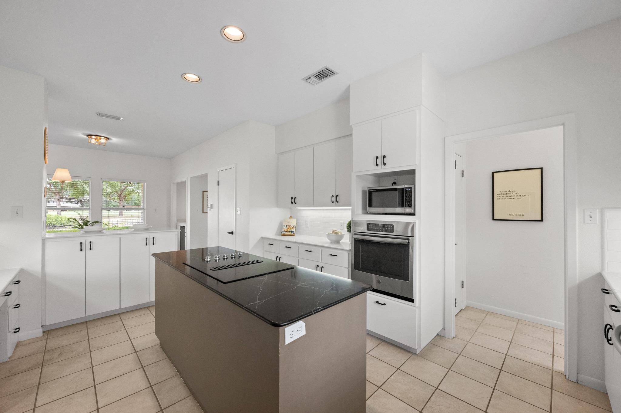 911 Vanguard St, Lakeway, TX 78734