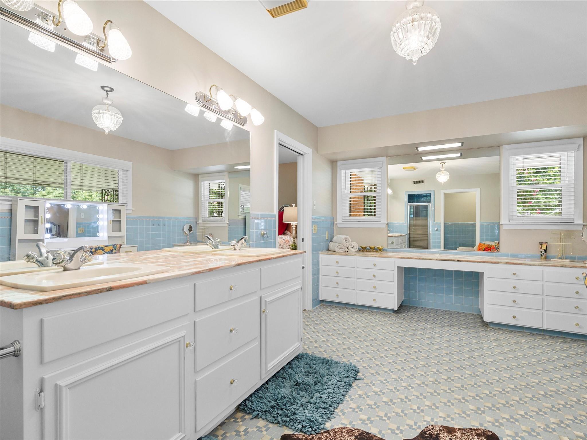 705 Whitehead St, Smithville, TX 78957