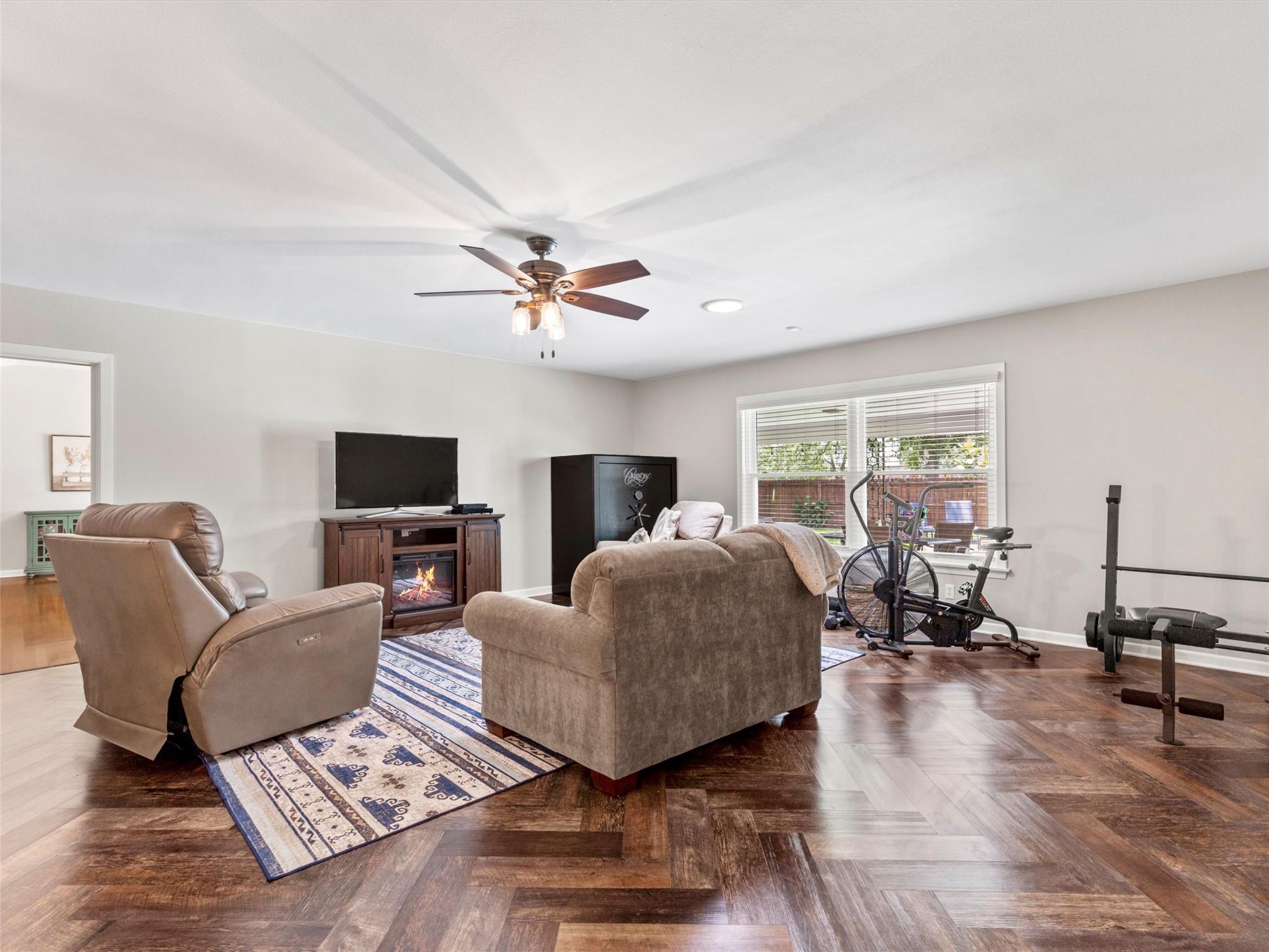 705 Whitehead St, Smithville, TX 78957