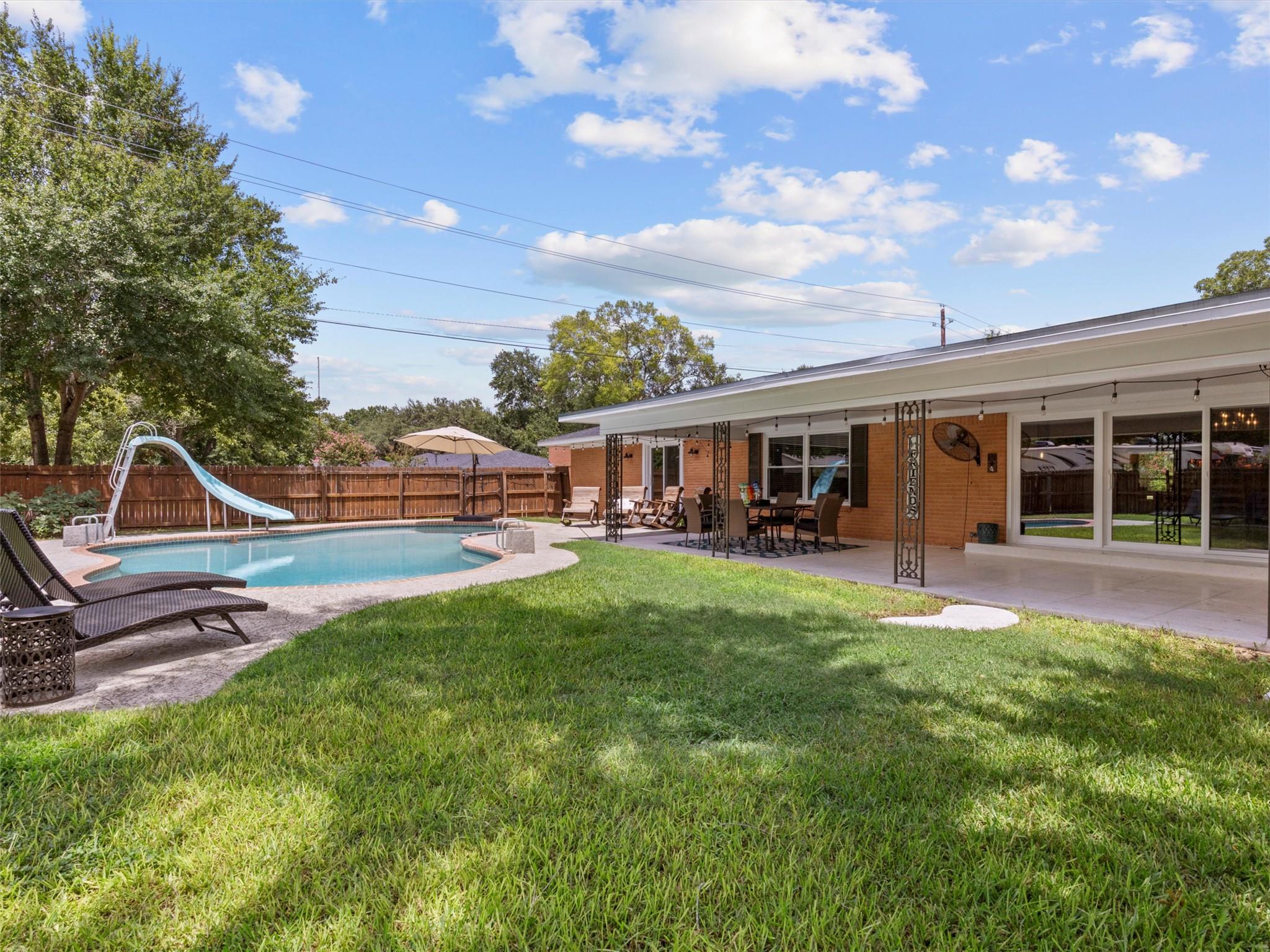 705 Whitehead St, Smithville, TX 78957